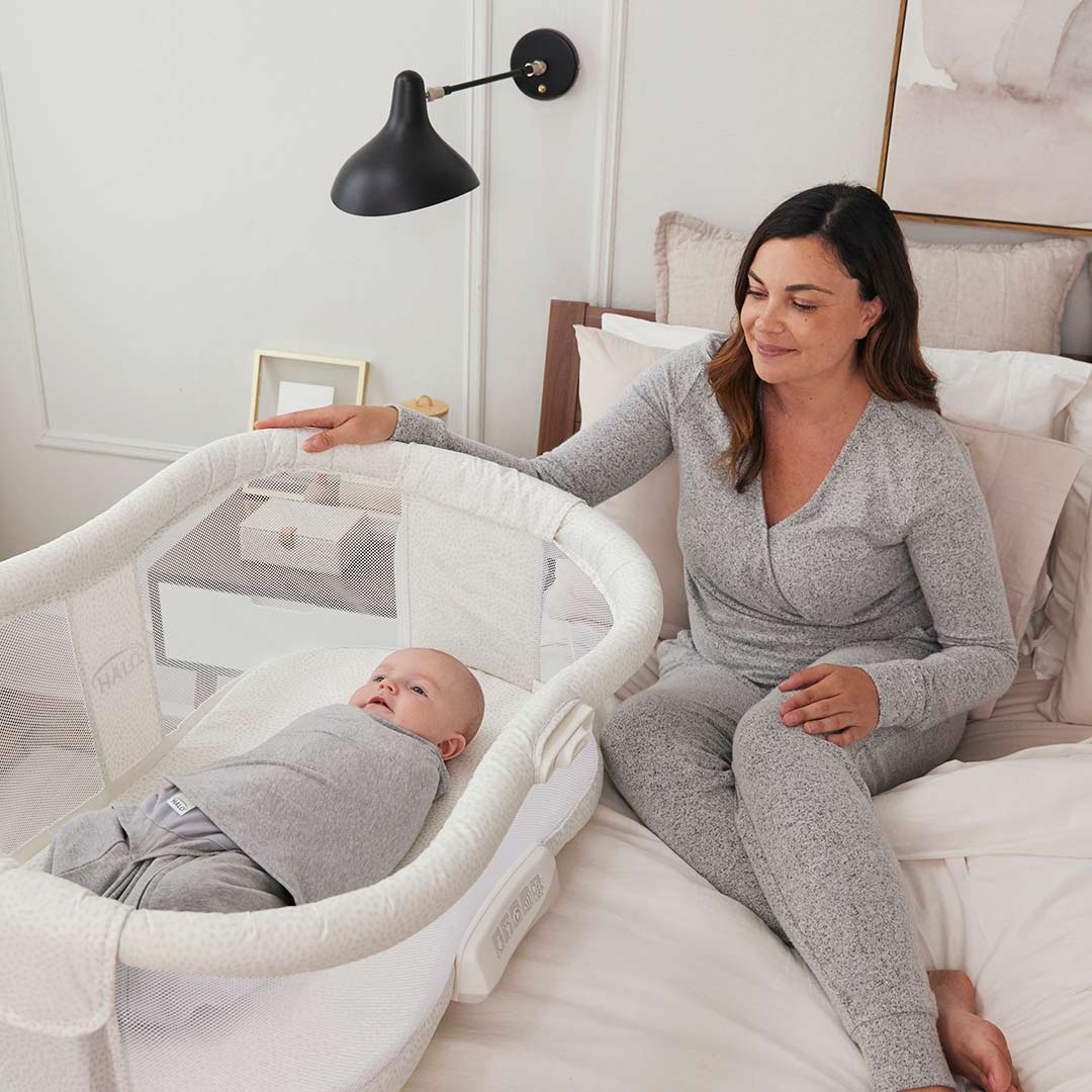  Outlet - HALO BassiNest Swivel Sleeper - Premiere Morning Pebble、mySite、merchandisen