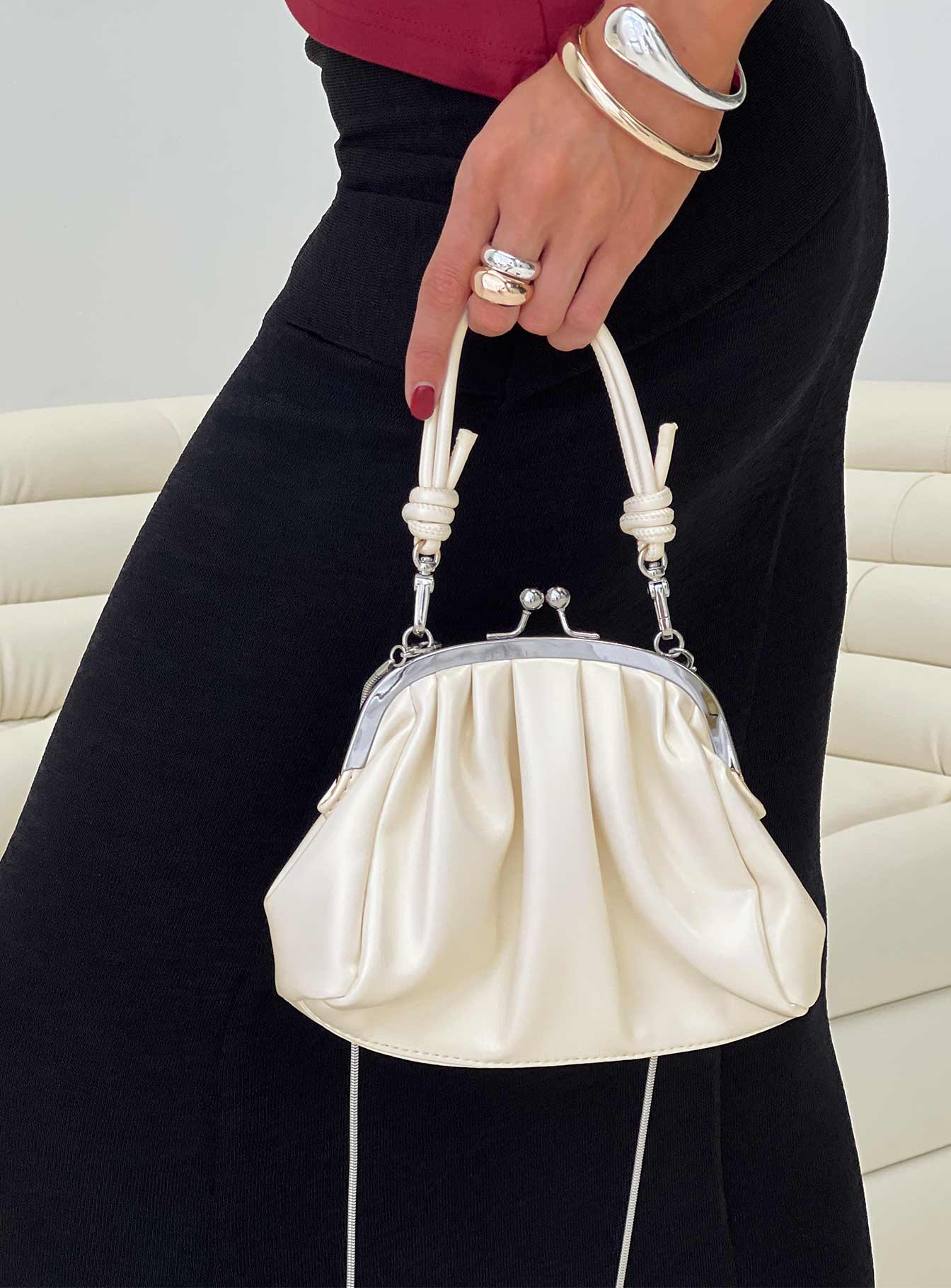 Ezequiel Clutch White、mySite、solidvoid