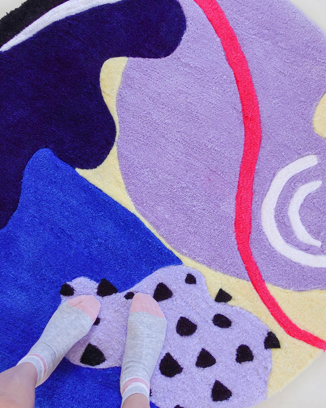 Retro-Futuristic Round Hand Tufted Wool Rug、mySite、gigharbornorthrealestate