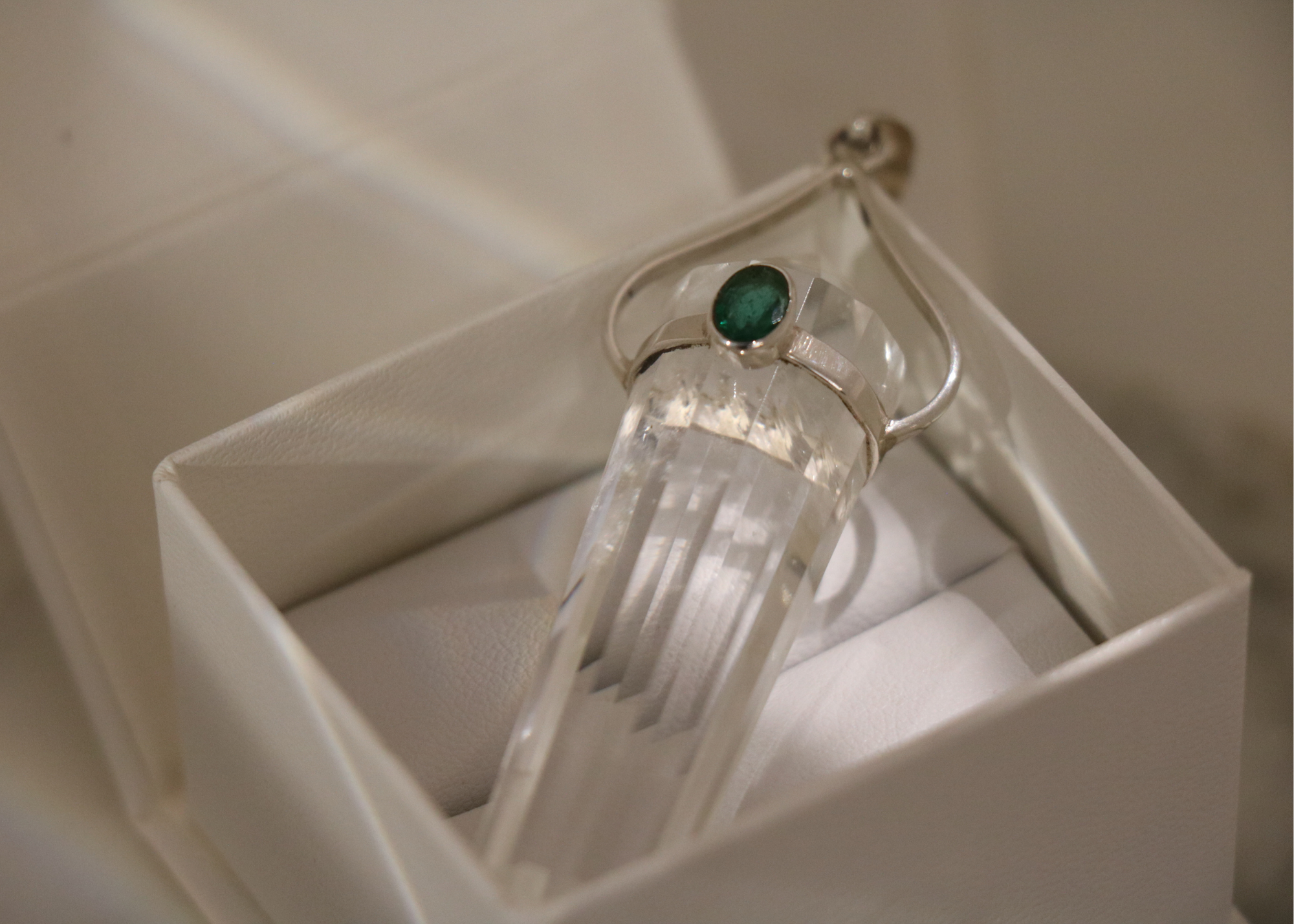 Clear Quartz Crystal with Emerald Pendant、mySite、topwebapps