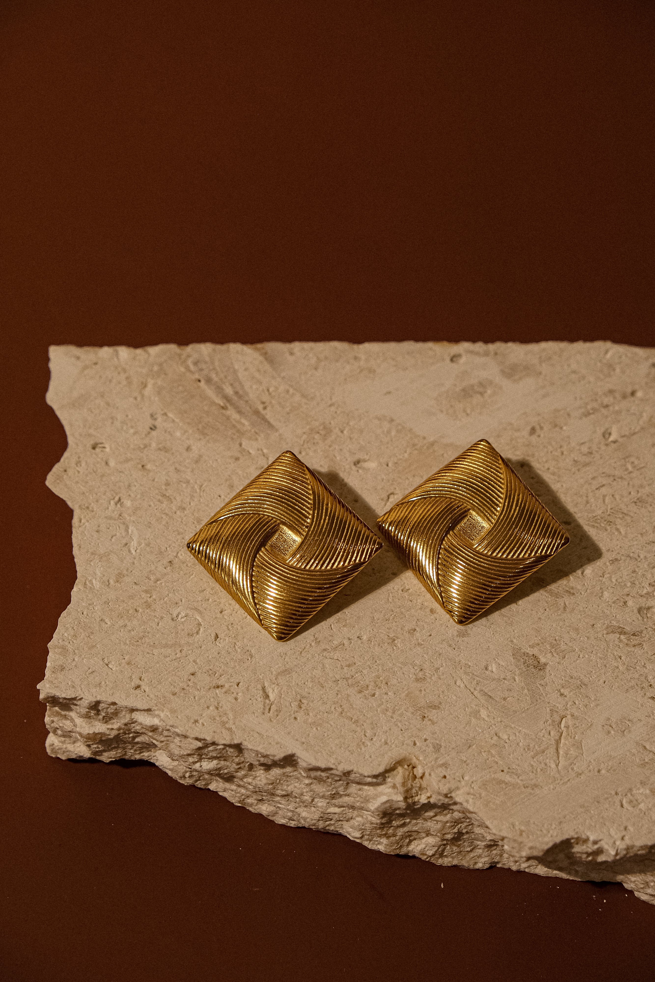Indira Twisted Square Earrings - Gold、mySite、solidvoid