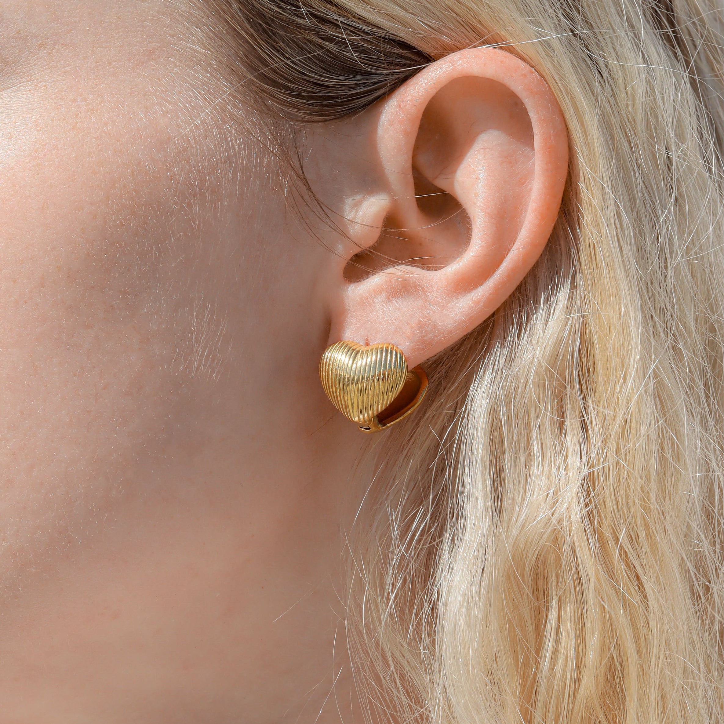 18K Gold PVD Stainless Steel Heart Huggie Earrings / ERJ0065、mySite、dreamappss