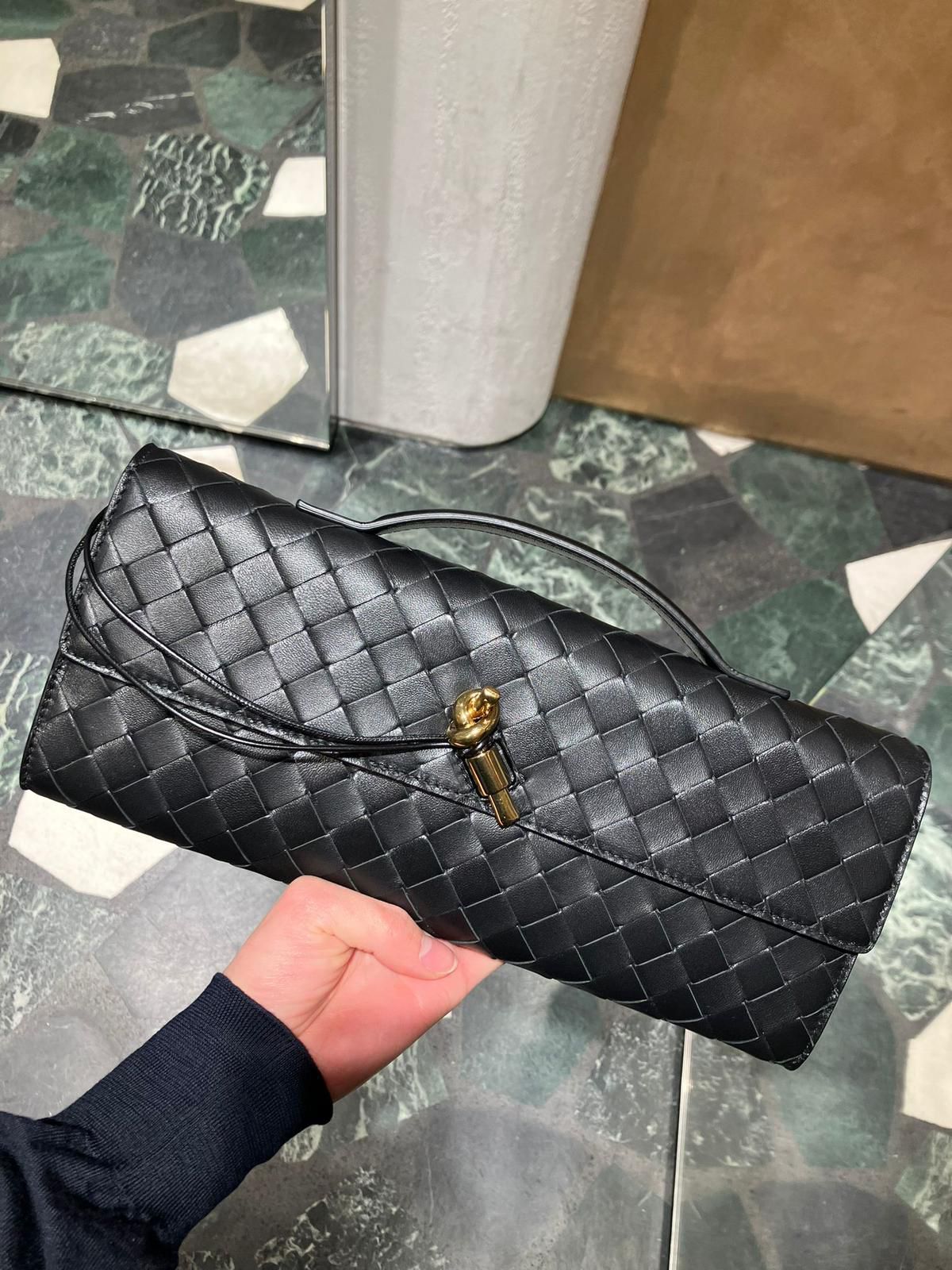 Bottega Veneta Andiamo Long Leather Clutch (Black)、mySite、garminoutage.com