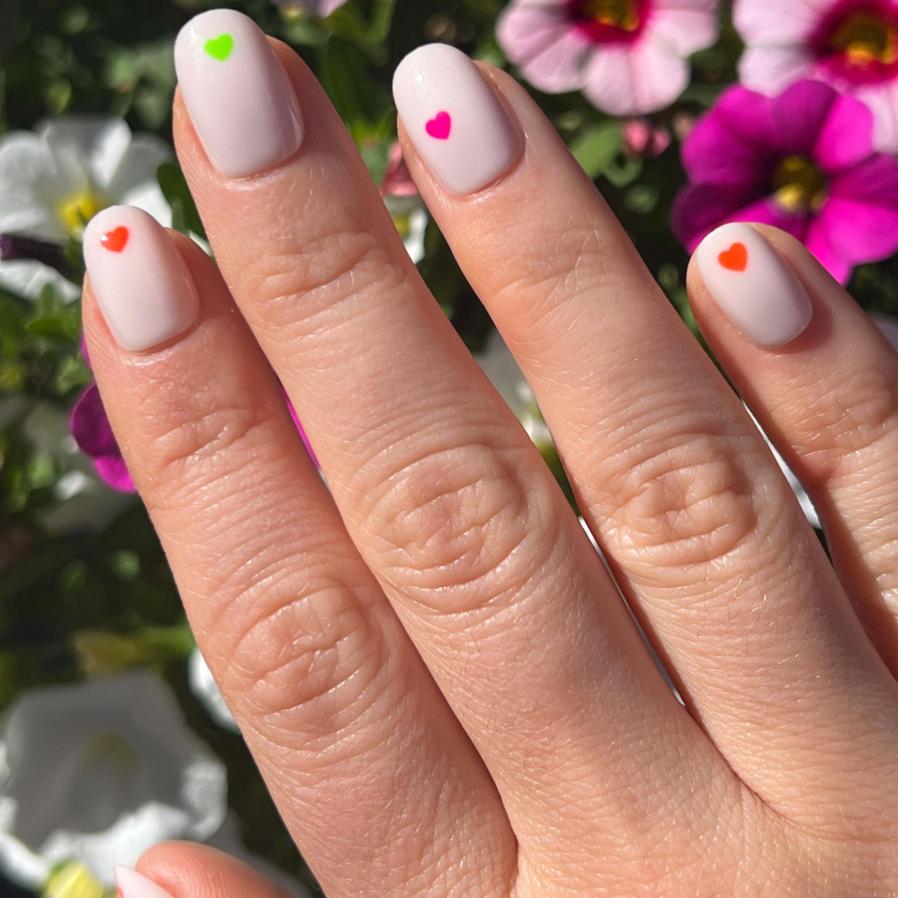 Neon Hearts | Round | Extra Short、mySite、solidvoid