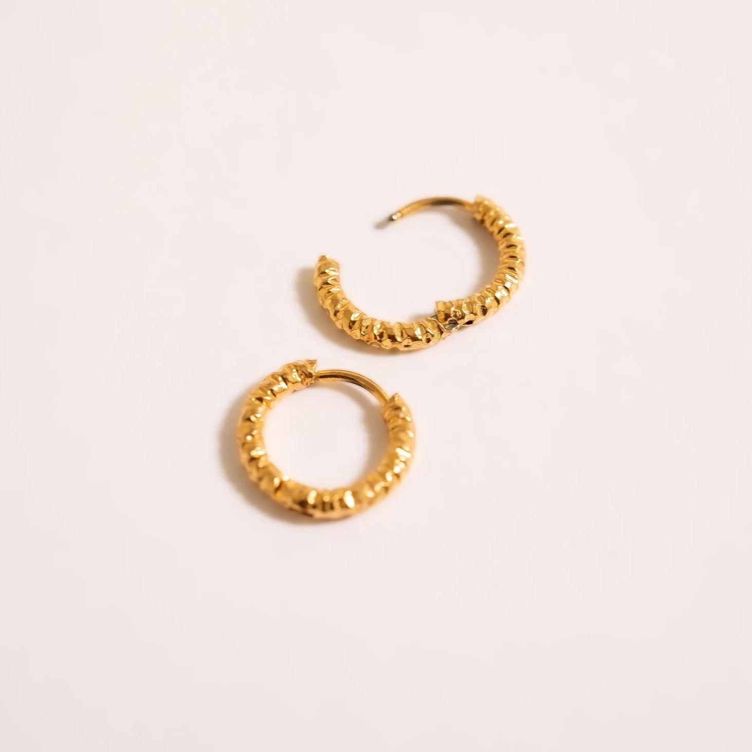 18K Gold PVD Stainless Steel Textured Huggie Hoop Earrings / ERJ0012、mySite、dreamappss