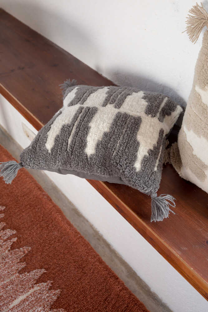 THROW PILLOW ZAGROS CHARCOAL NATURAL、mySite、gigharbornorthrealestate