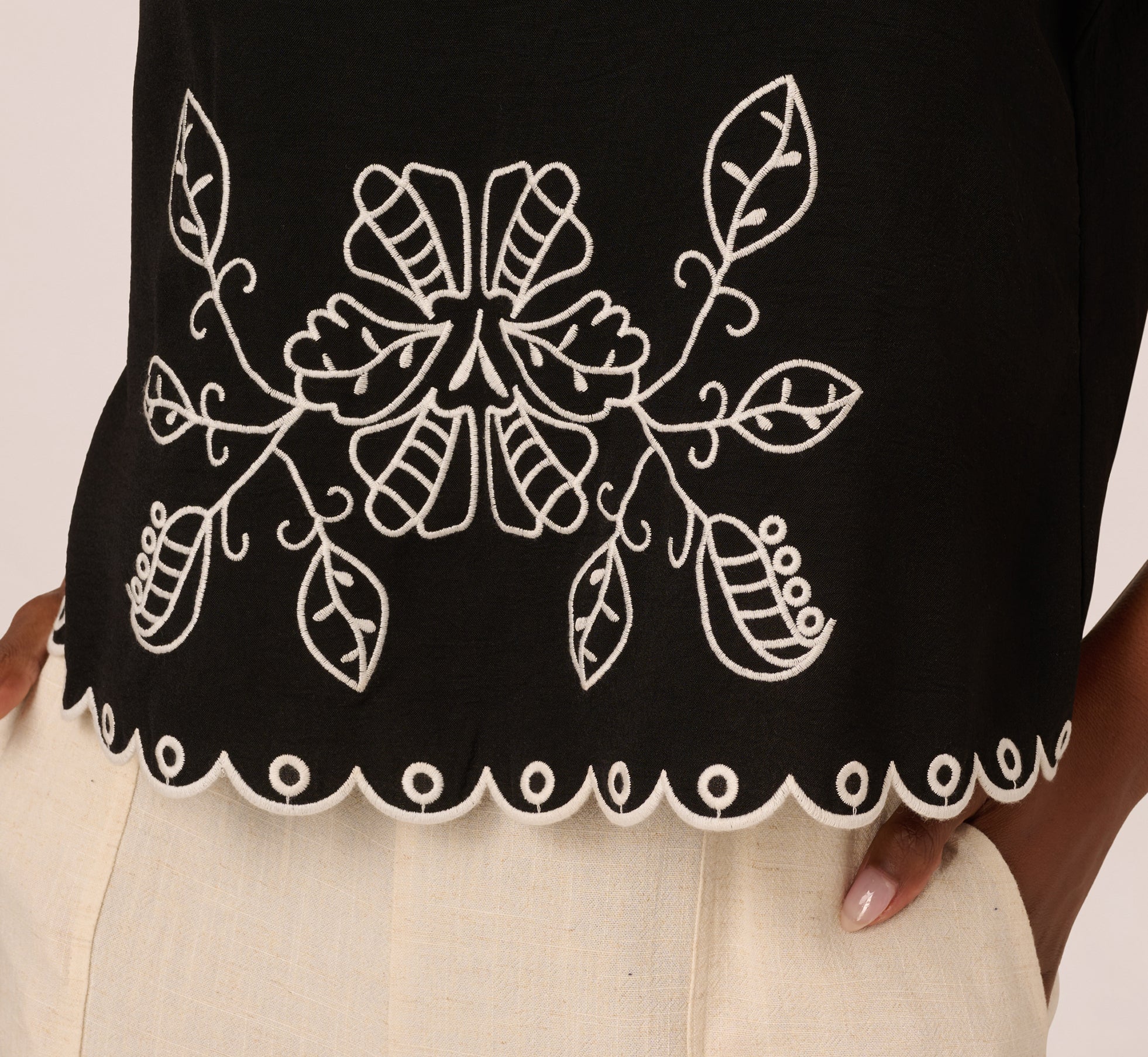 Sleeveless Cropped Floral Embroidered Top In Black Ivory、mySite、solidvoid