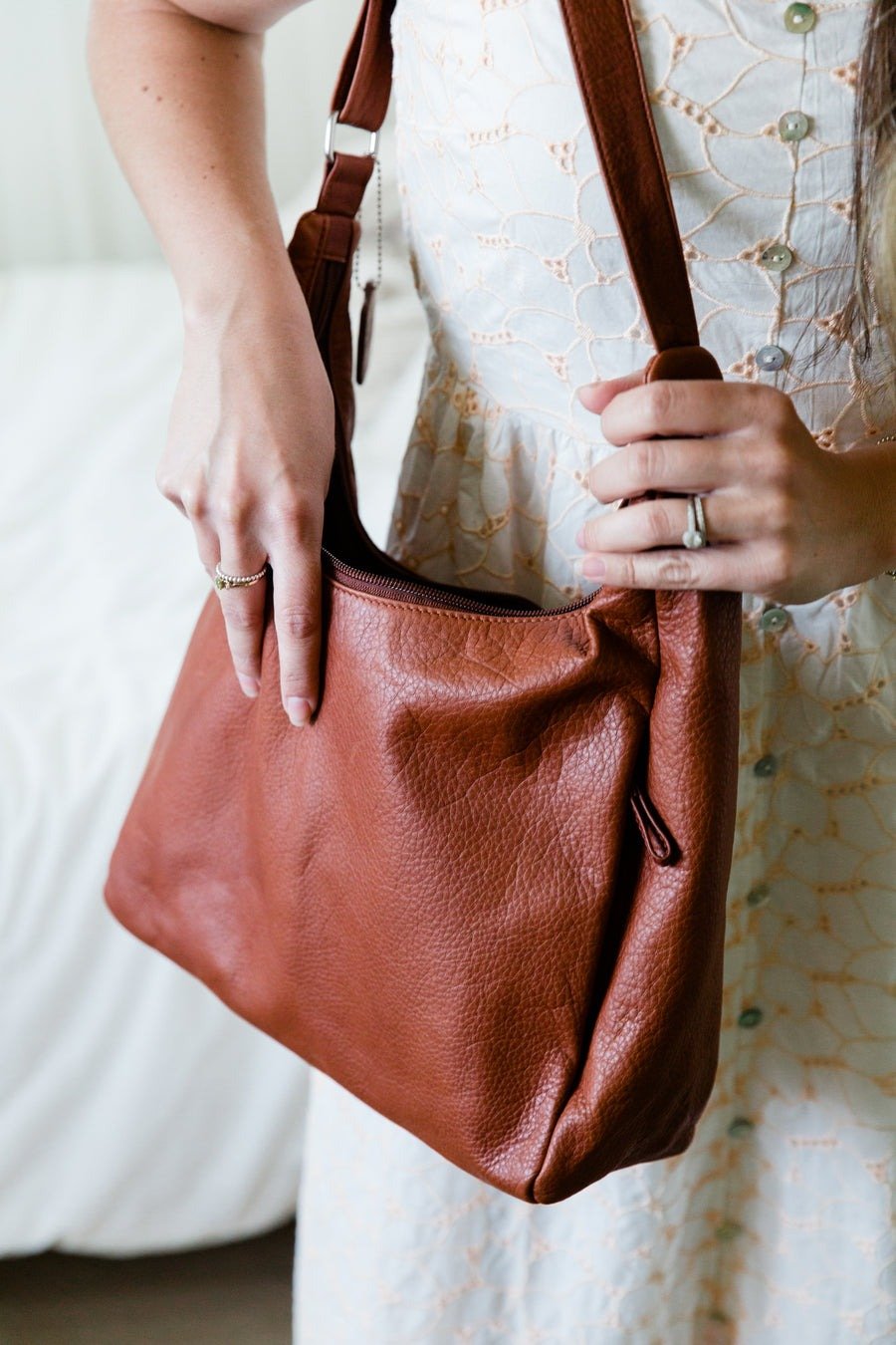  Sydney Crossbody Hobo | Leather | Brandy、mySite、preschool7hills