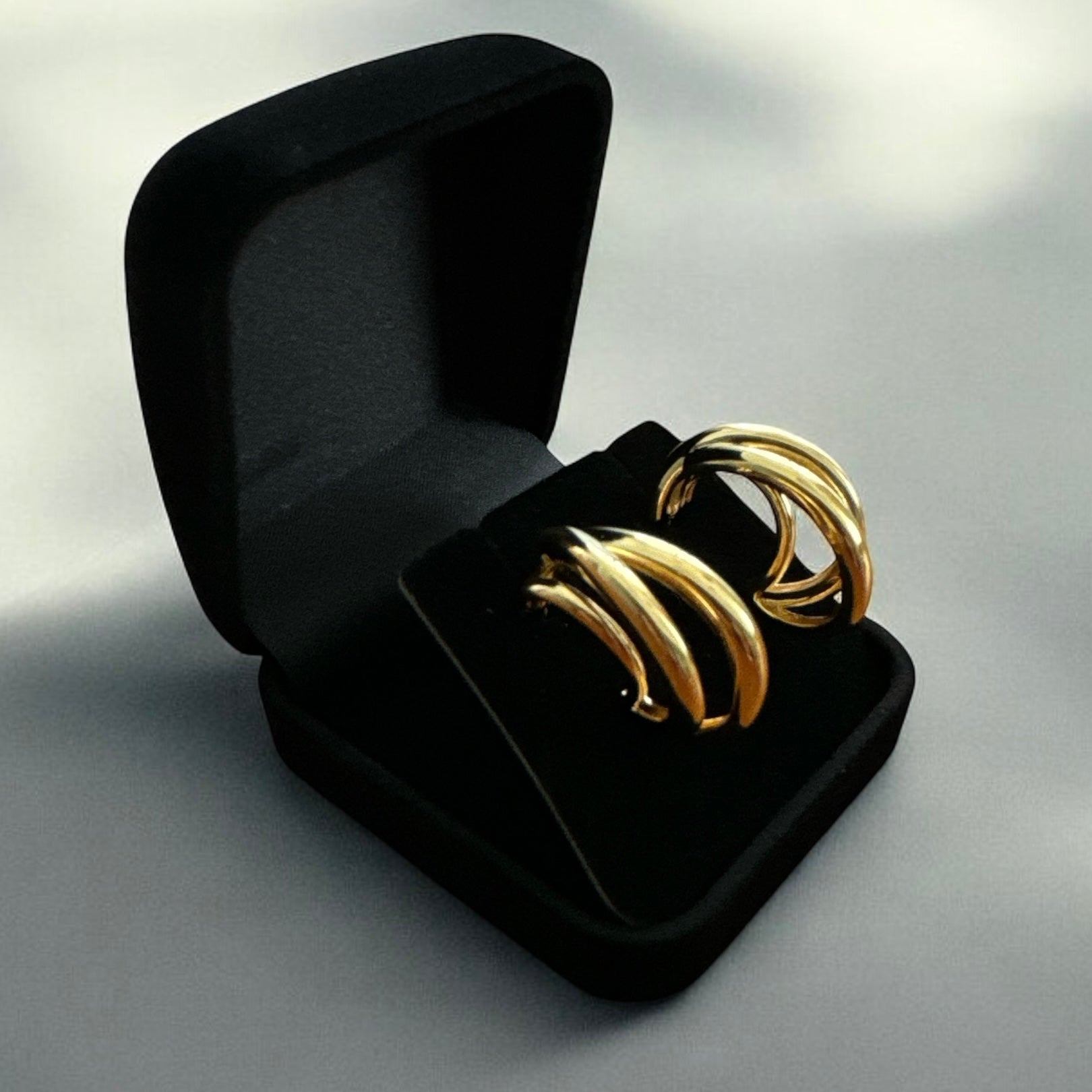 Brinco Meia Argola Tripla Vazada Banho Ouro 18K、mySite、camillekostekn