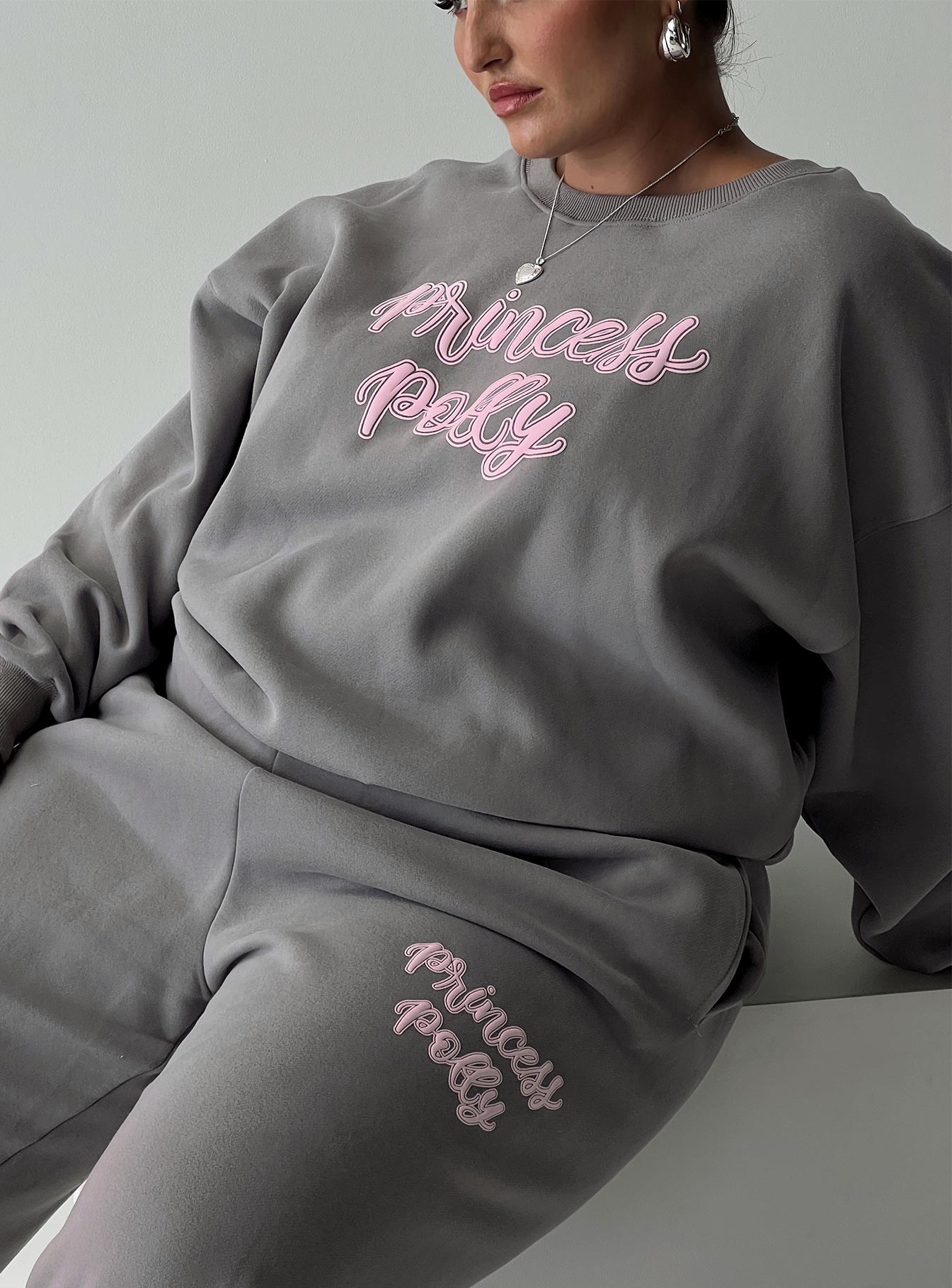 Princess Polly Crew Neck Sweatshirt Puff Text Charcoal Curve、mySite、solidvoid