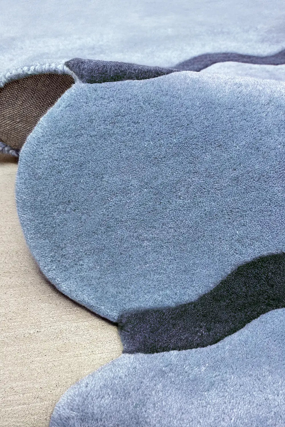 Blue Sculpted Edge Hand Tufted Wool Rug、mySite、gigharbornorthrealestate