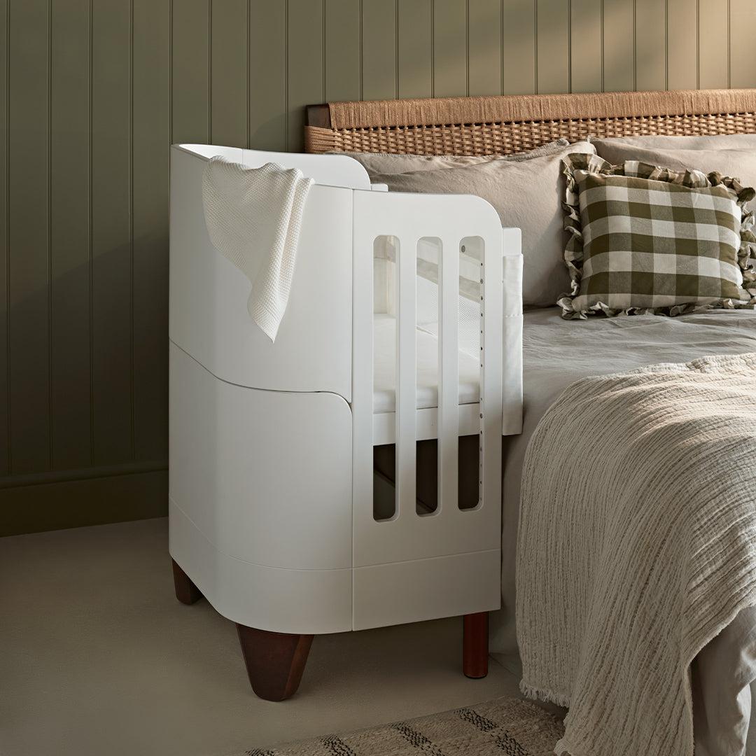  Gaia Baby Serena Mini Cot + Bedside Crib Set (Incl Bedside mattress) Mini Cot and Dresser - White / Walnut、mySite、merchandisen