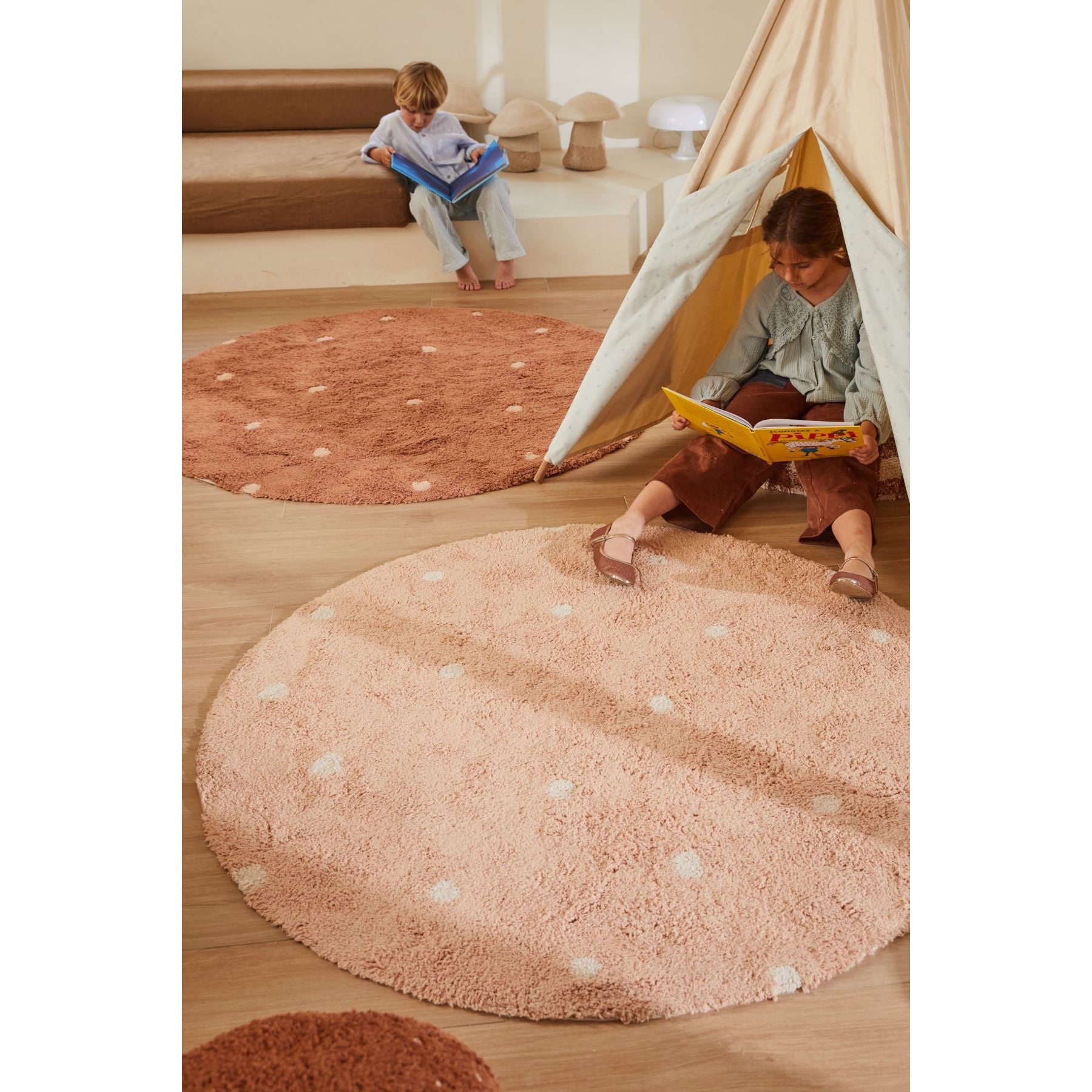 Round Dot Chestnut Washable Rug、mySite、gigharbornorthrealestate