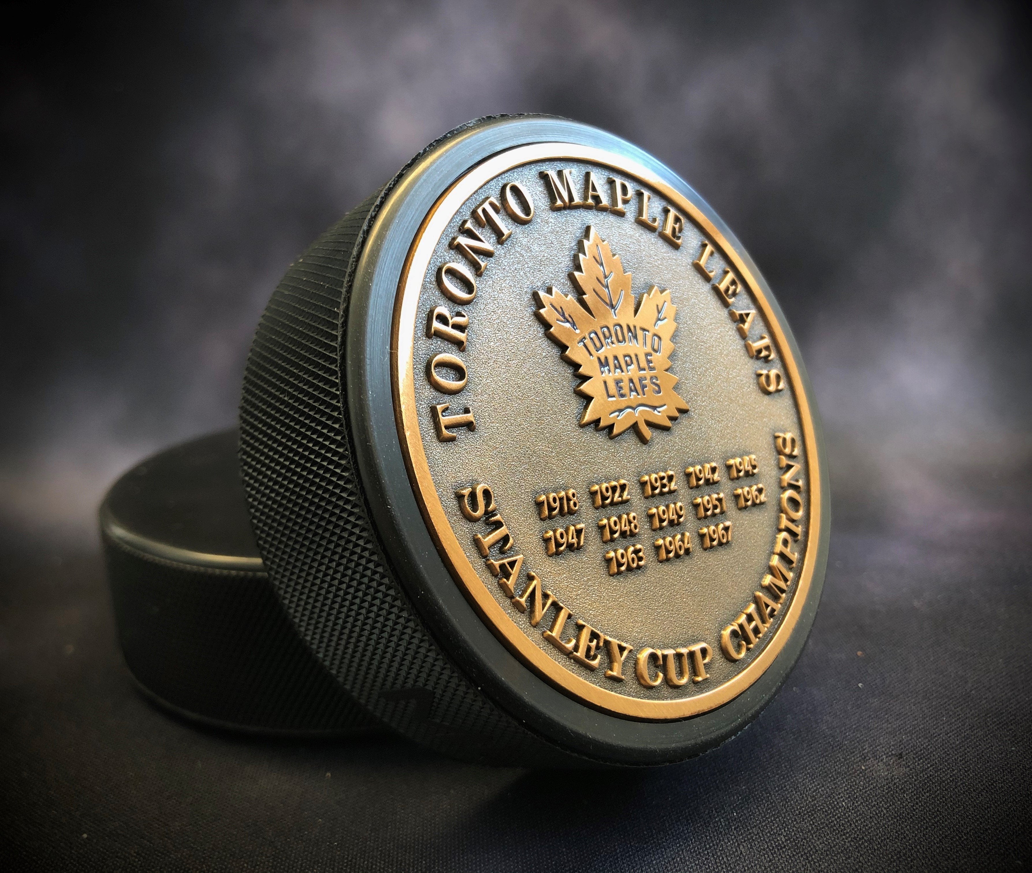 Toronto Maple Leafs Puck | Stanley Cup Years Gold Medallion、mySite、neckold