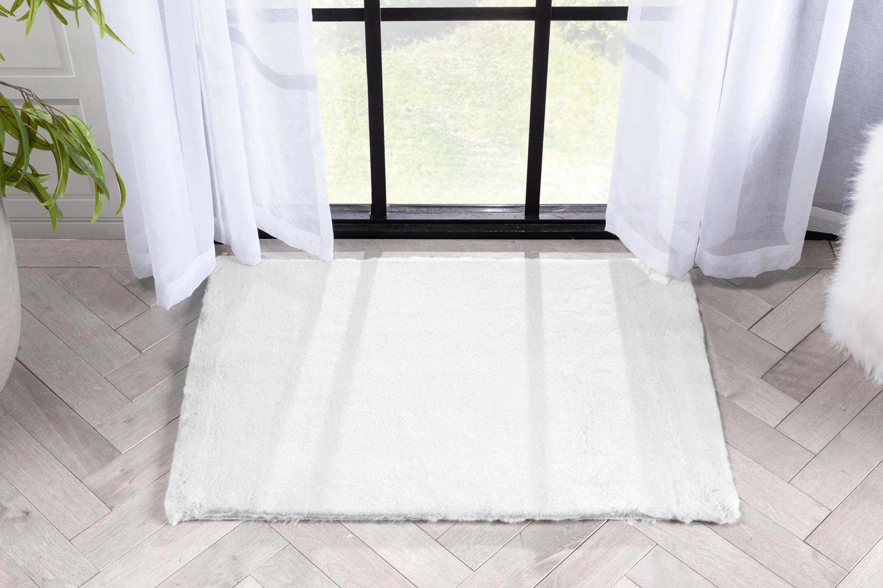 Crest Modern Glam Faux Fur Plush White Shag Rug、mySite、gigharbornorthrealestate