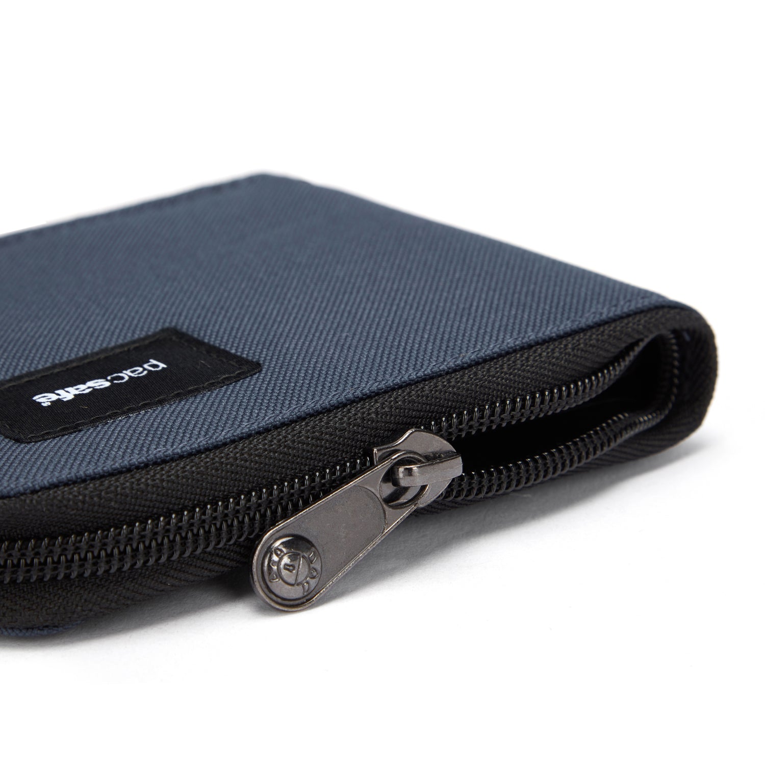 Pacsafe® RFIDsafe™ RFID blocking zip around wallet、mySite、garagedoors4me