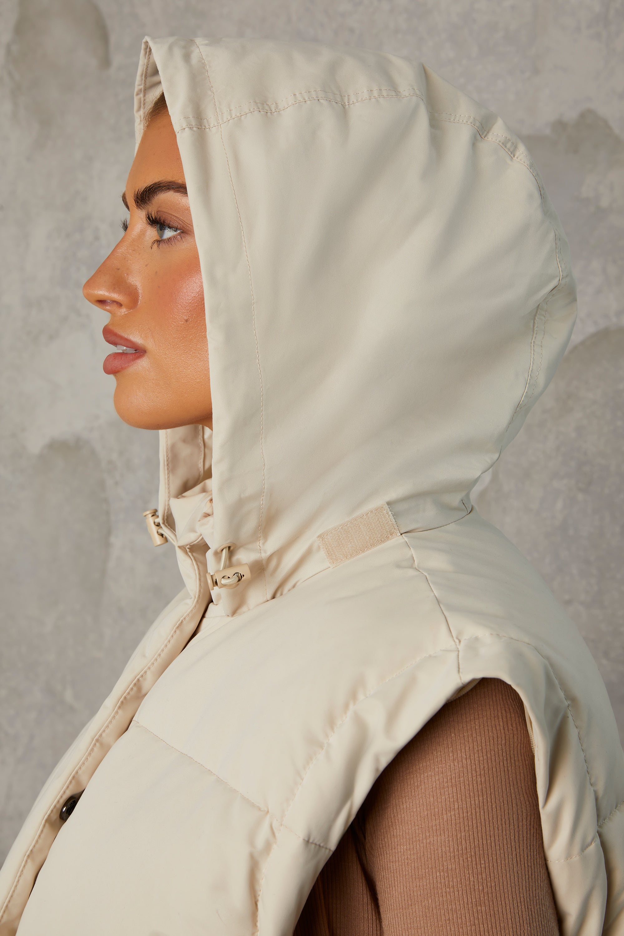 Cropped Puffer Jacket with Detachable Sleeves in Sand、mySite、solidvoid