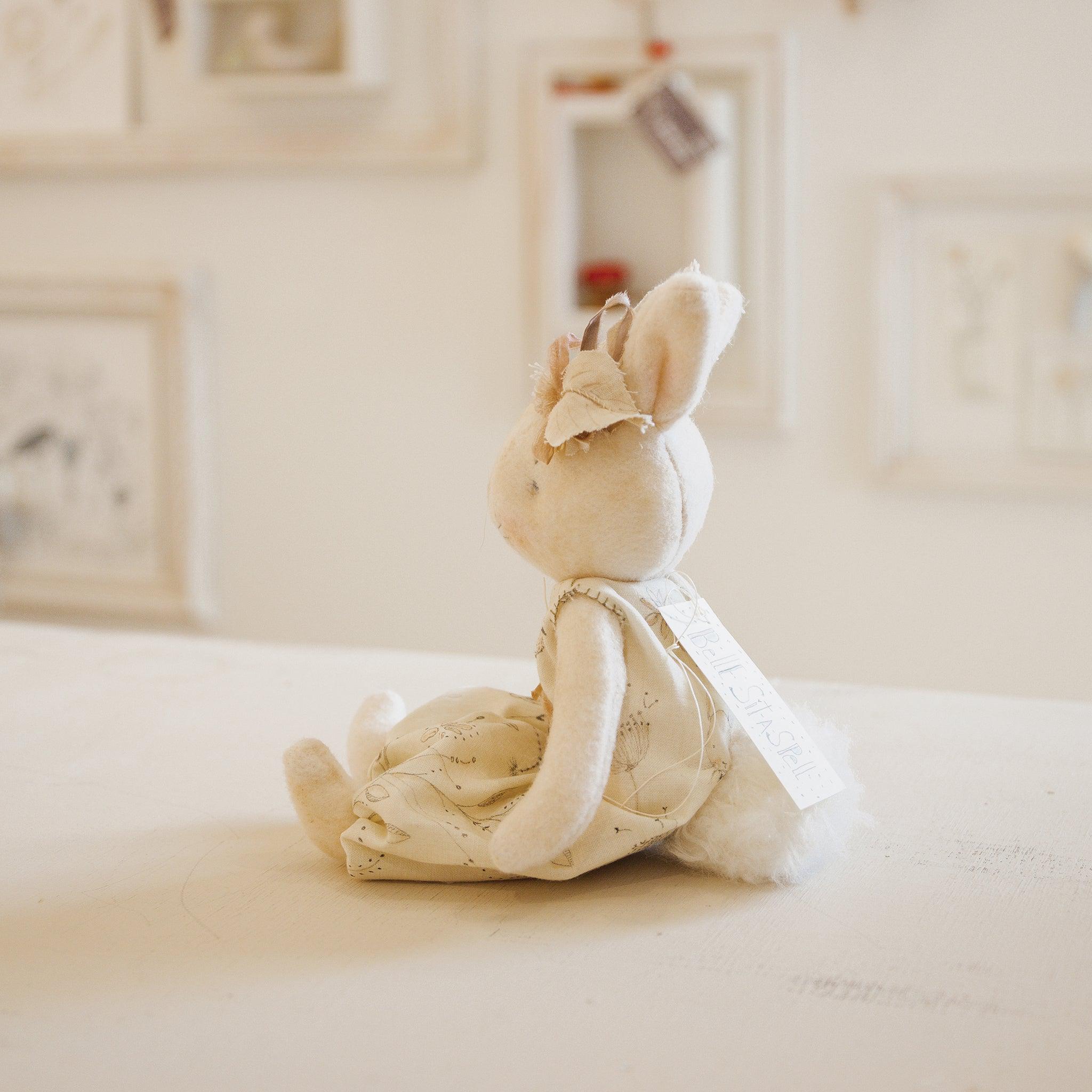 RETIRED - Hutch Studio Original - Belle Sit-a-Spell - Hand-Crafted Cotton & Wool Bunny、mySite、g9winljtr
