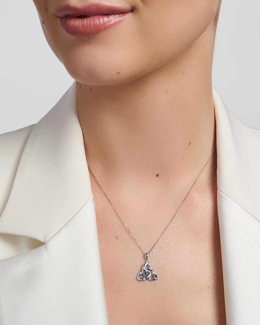 Flush Set Diamond White Gold Trinity Knot Necklace、mySite、botmansion