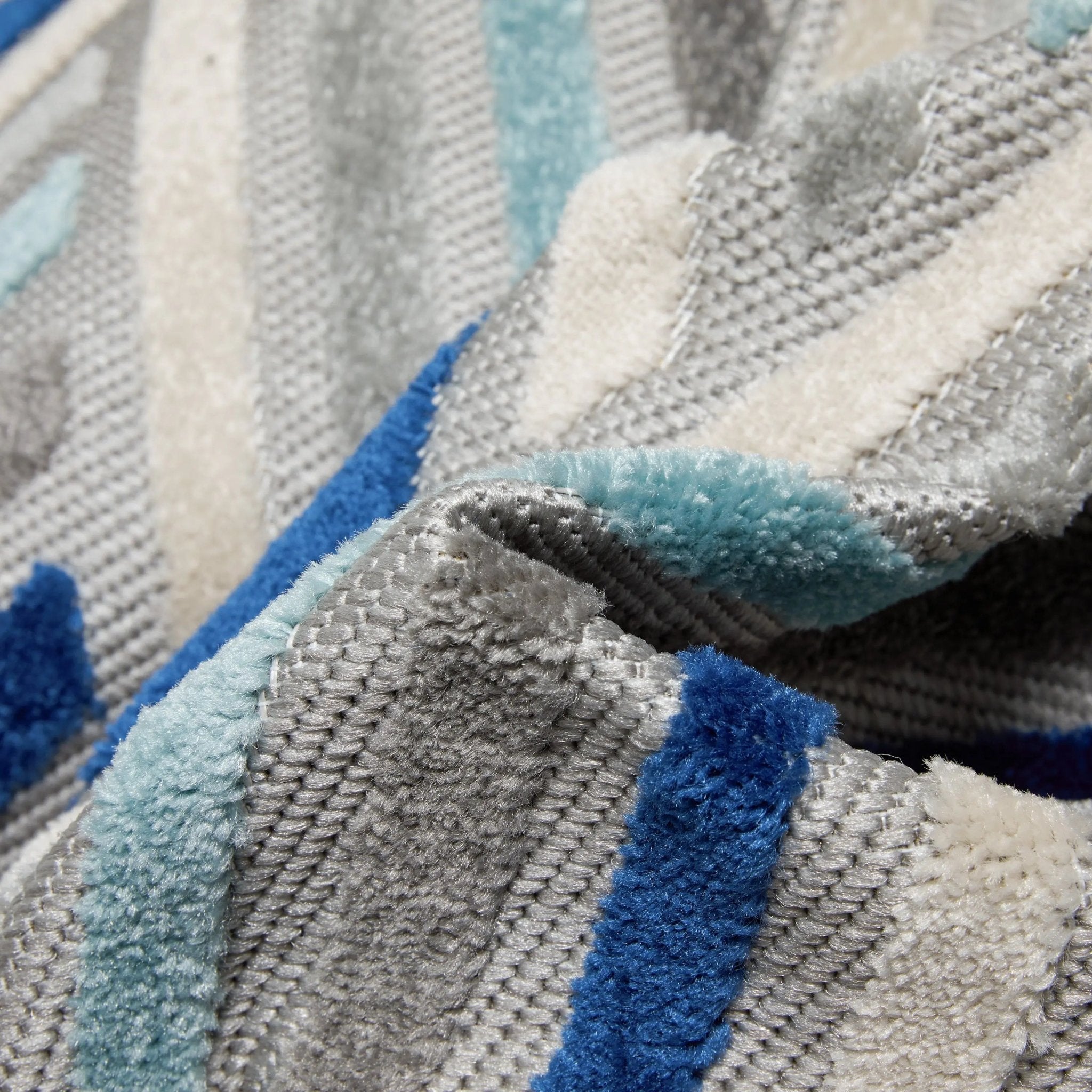 Neema Modern Chevron Striped Indoor/Outdoor Grey Blue High-Low Rug、mySite、gigharbornorthrealestate