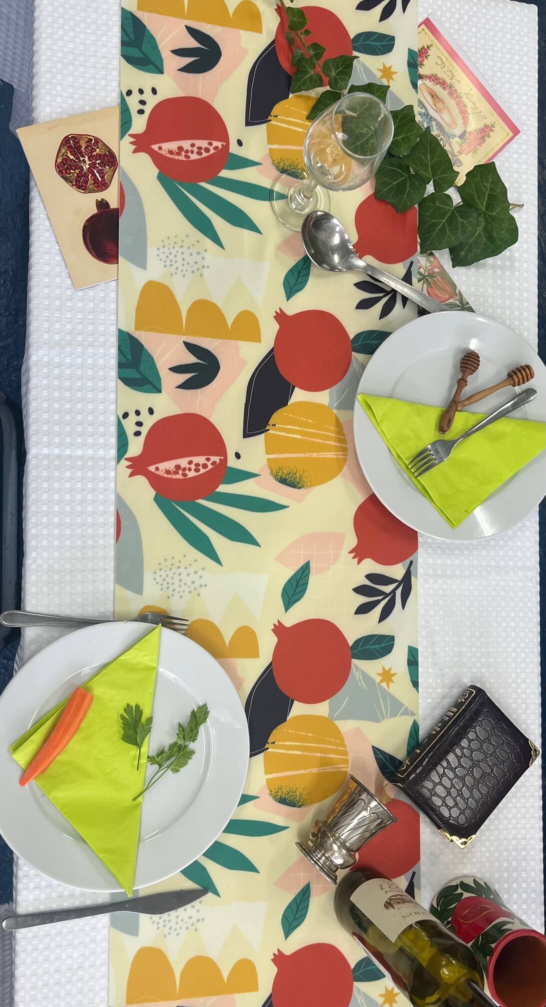 Whimsical Pomegranates Vinyl Table Runner、mySite、topwebapps