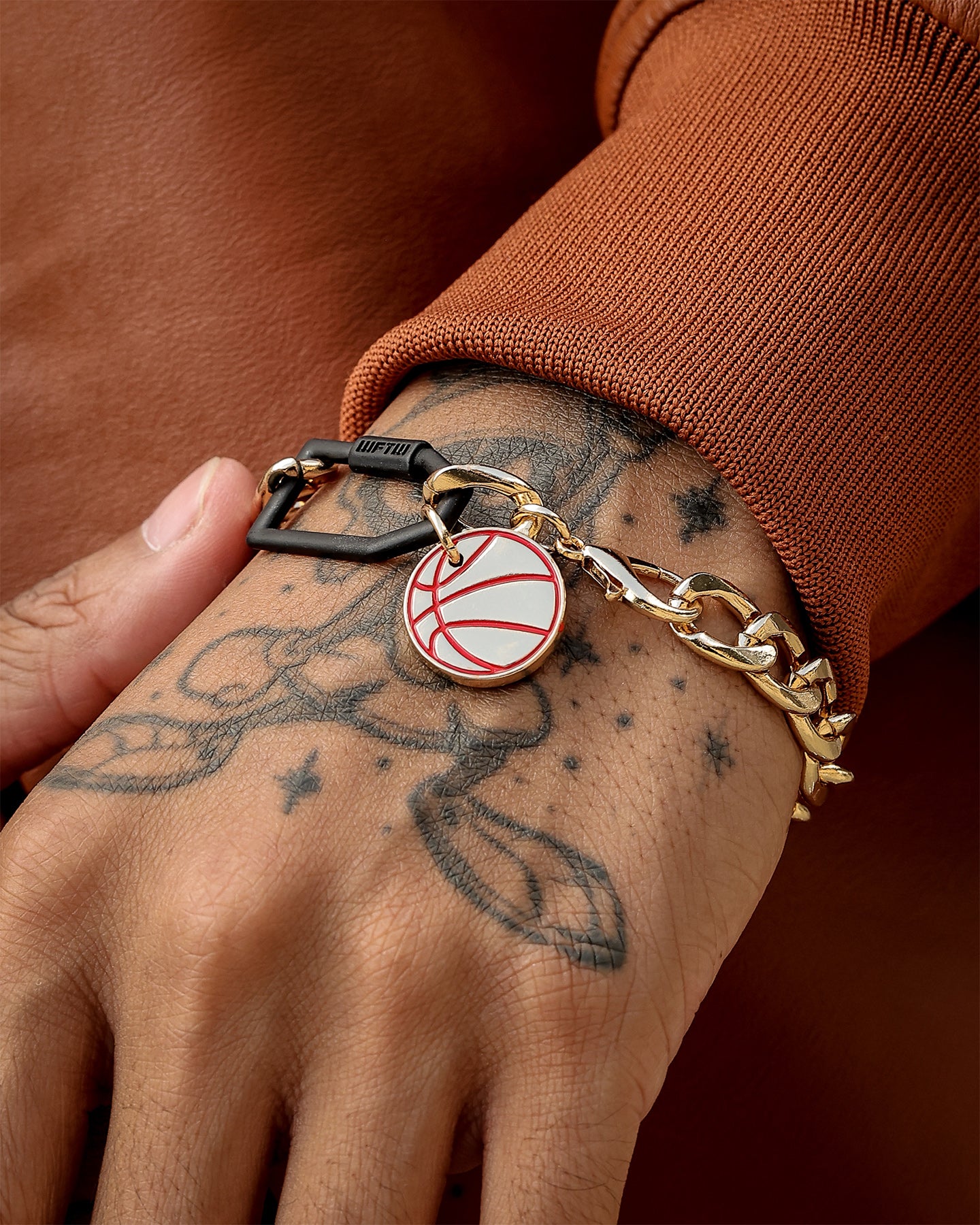 Wild for the Weekend Slam Dunk Basketball Bracelet Black/Gold/Red、mySite、zt4zffjzw