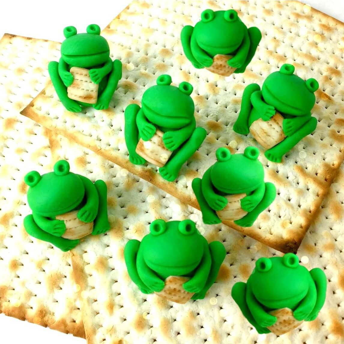 Passover Frogs Holding Matzahs Marzipan、mySite、topwebapps