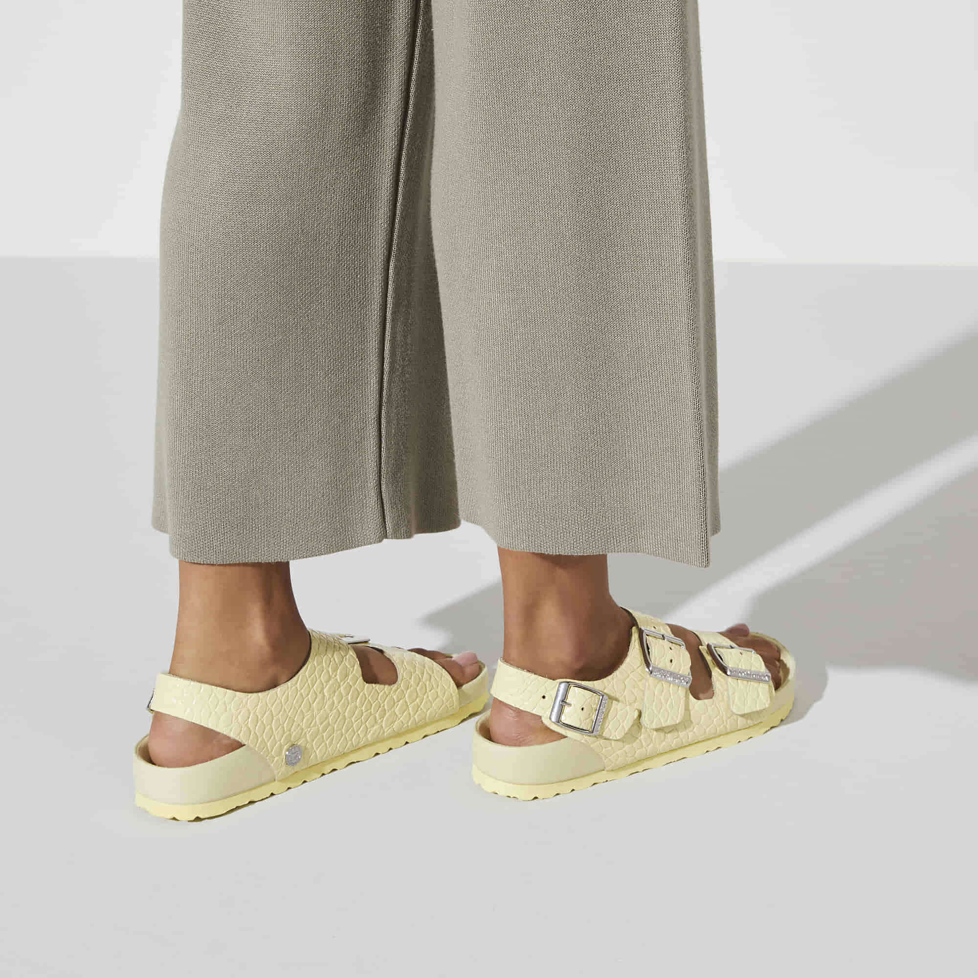 Milano Rivet Logo Embossed Natural Leather、mySite、gtrtttuynbv