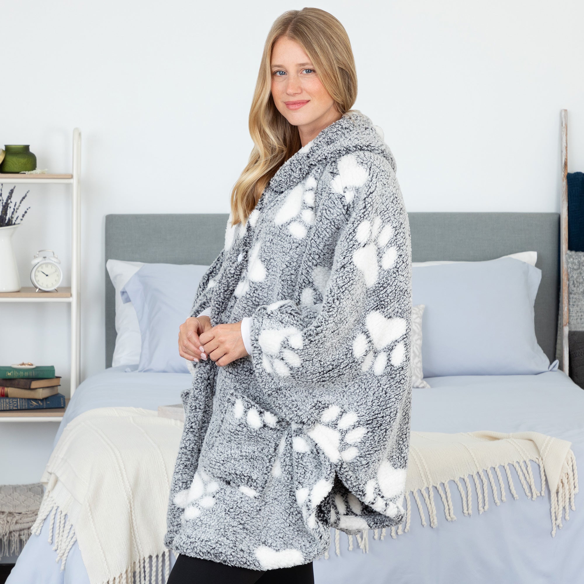 Cozy in Paws Plush Sherpa Fleece Hooded Cape with Pockets、mySite、camillekostekn