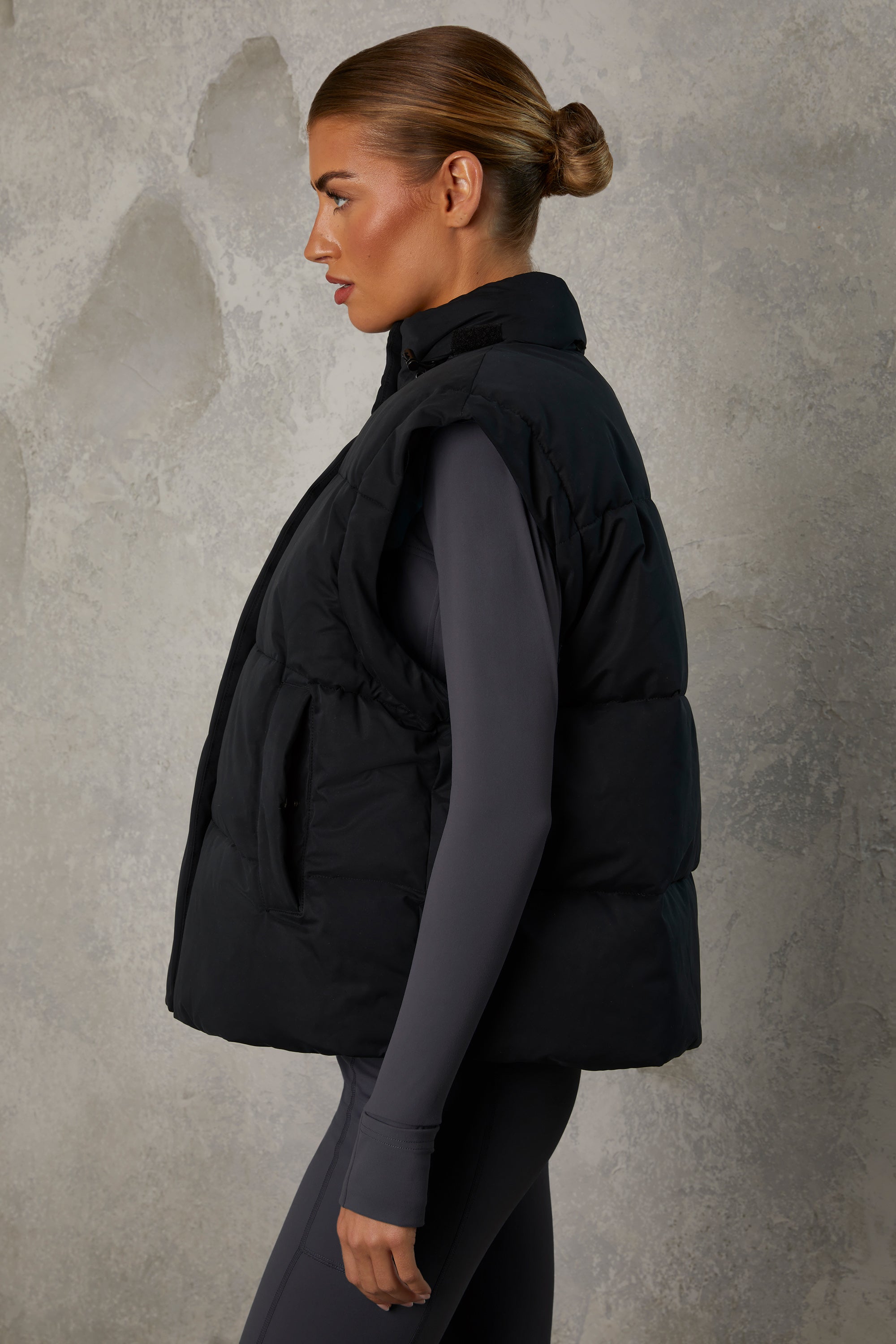 Cropped Puffer Jacket with Detachable Sleeves in Black、mySite、solidvoid