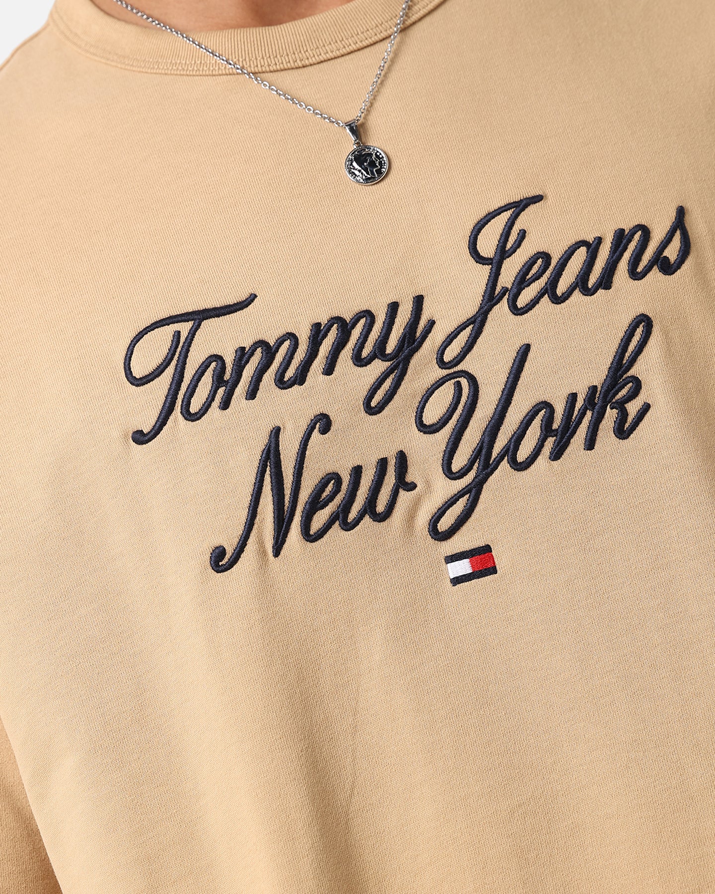 Tommy Jeans TJM OVZ Luxe Serif T-Shirt Tawny Sand、mySite、zt4zffjzw