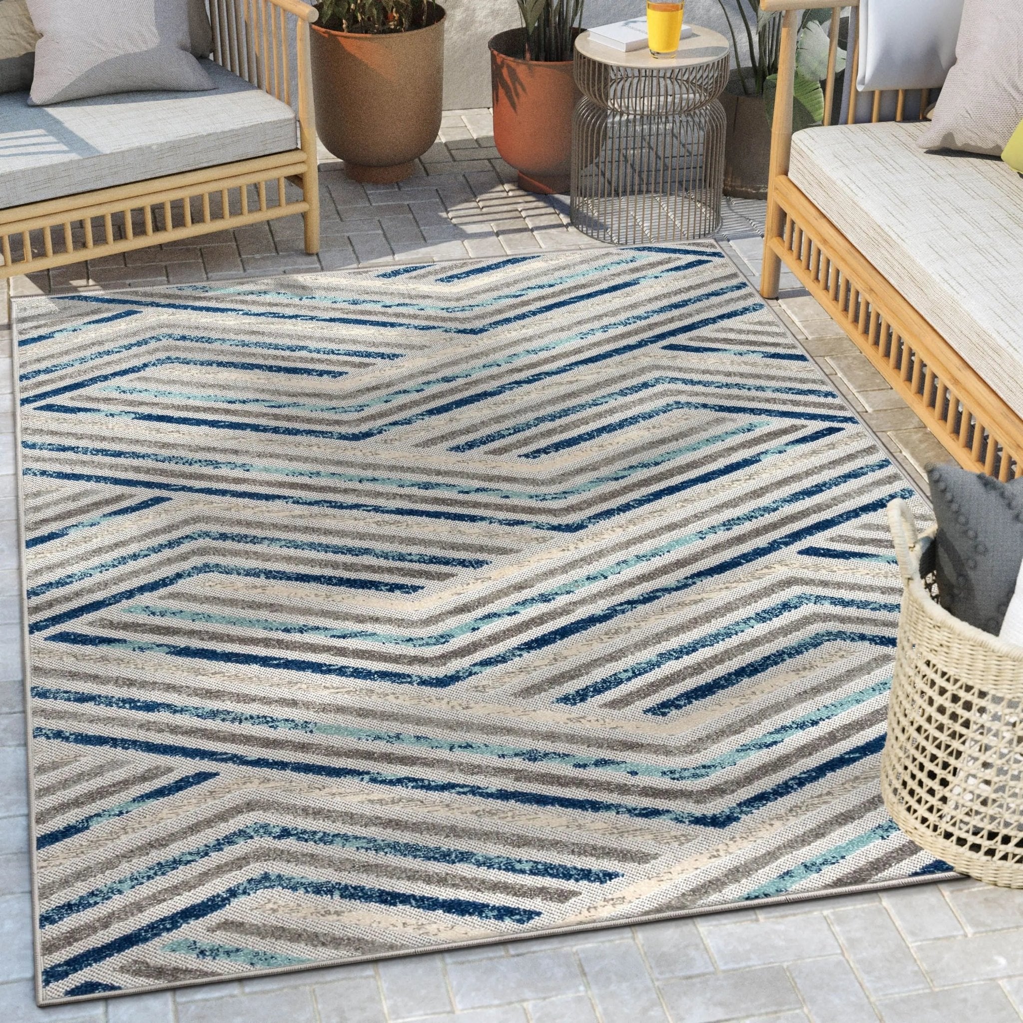 Neema Modern Chevron Striped Indoor/Outdoor Grey Blue High-Low Rug、mySite、gigharbornorthrealestate