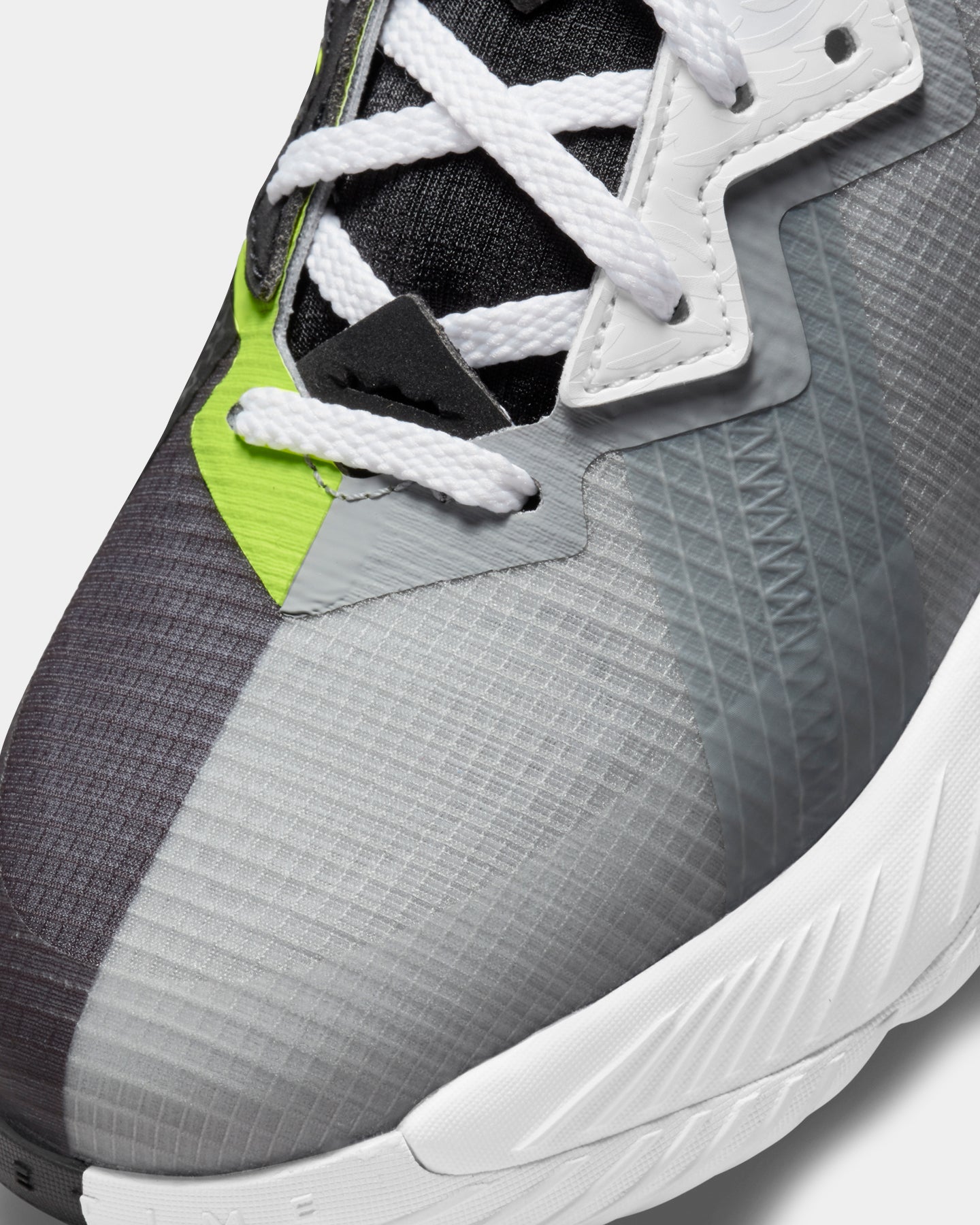 Kid's LeBron 18 Low (GS) 'Bugs vs Marvin' Light Smoke Grey、mySite、zt4zffjzw