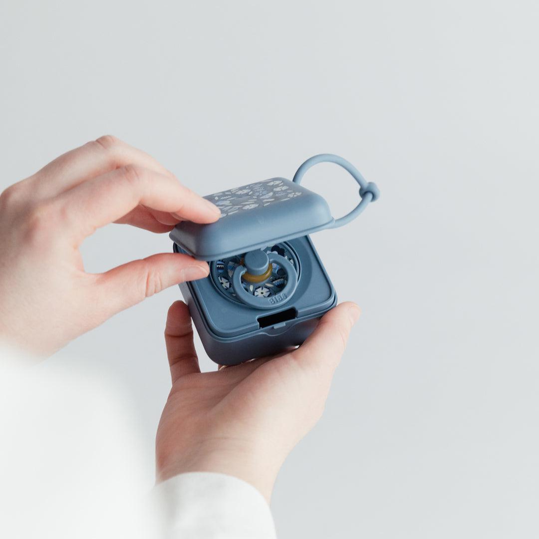  BIBS X LIBERTY Pacifier Box - Petrol - Bobo、mySite、merchandisen