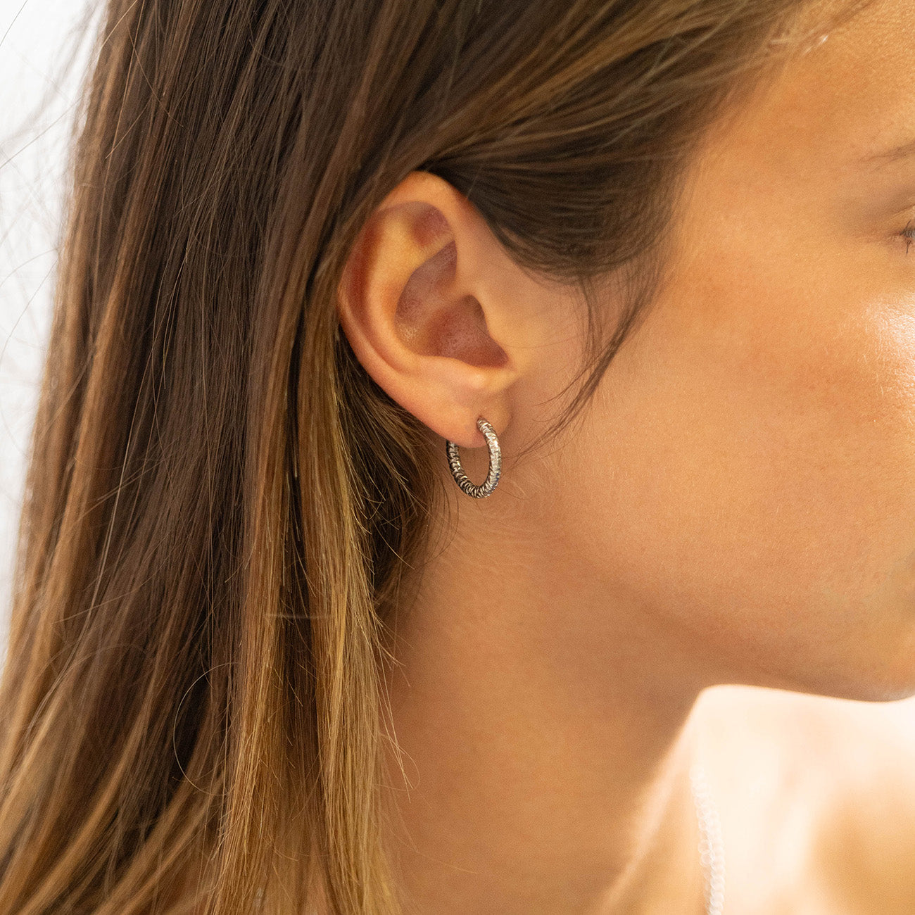 18K Gold PVD Stainless Steel Textured Huggie Hoop Earrings / ERJ0012、mySite、dreamappss