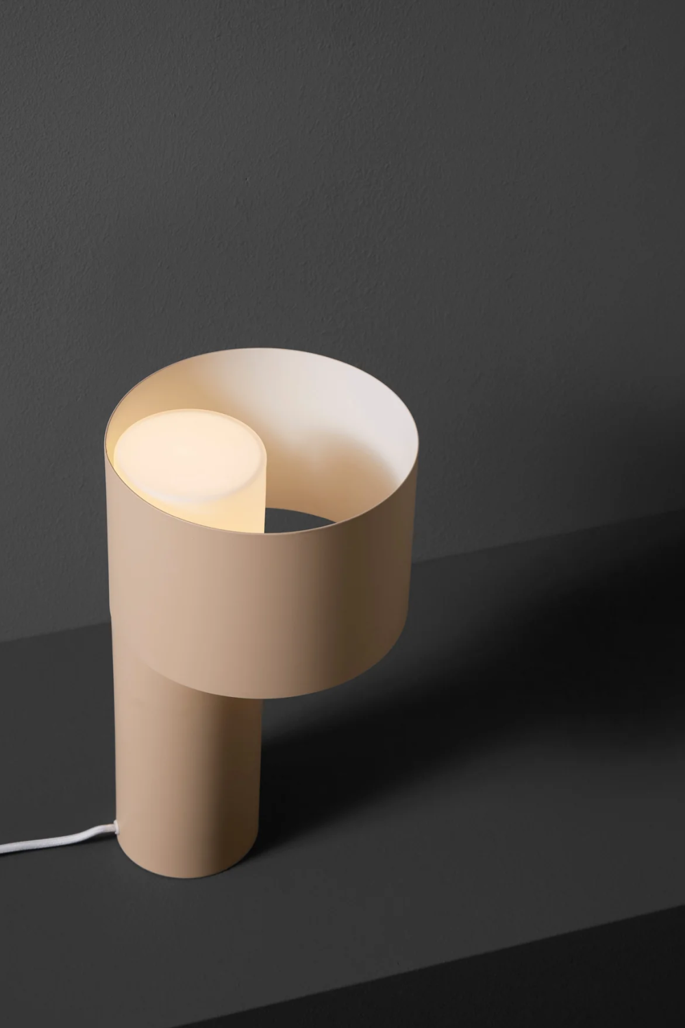 Graphical Modern Table Lamp | WOUD Tangent、mySite、neckold