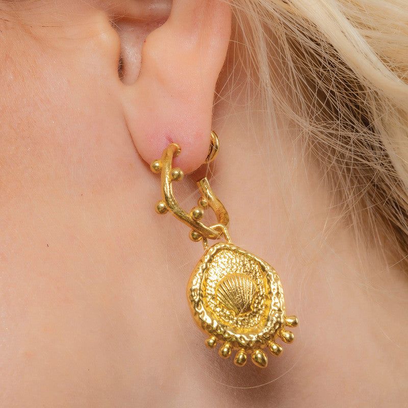 Wavy Shell Hoop Earrings | 14K Gold Plated、mySite、camillekostekn