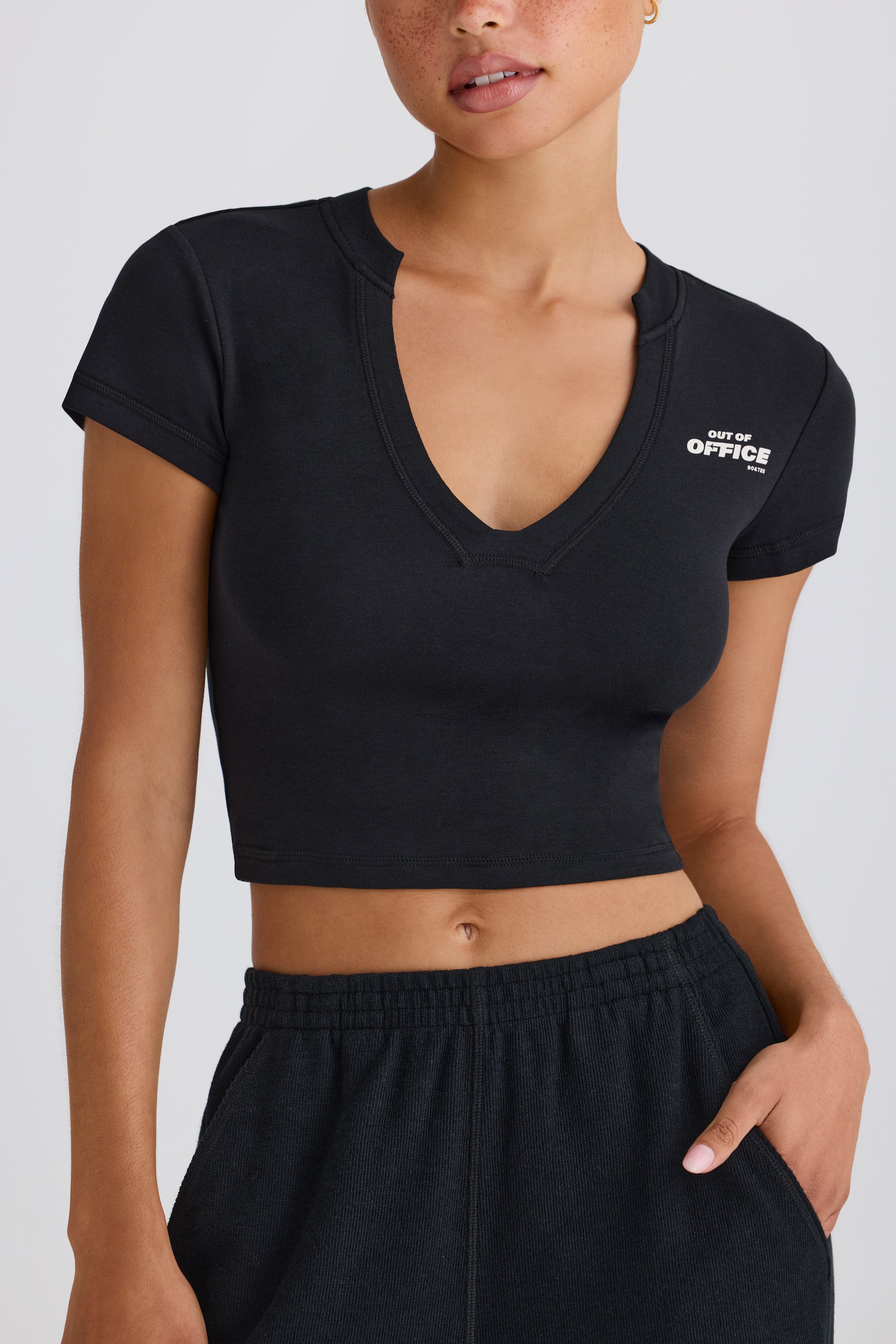 Graphic-Print Cropped T-Shirt in Black、mySite、solidvoid