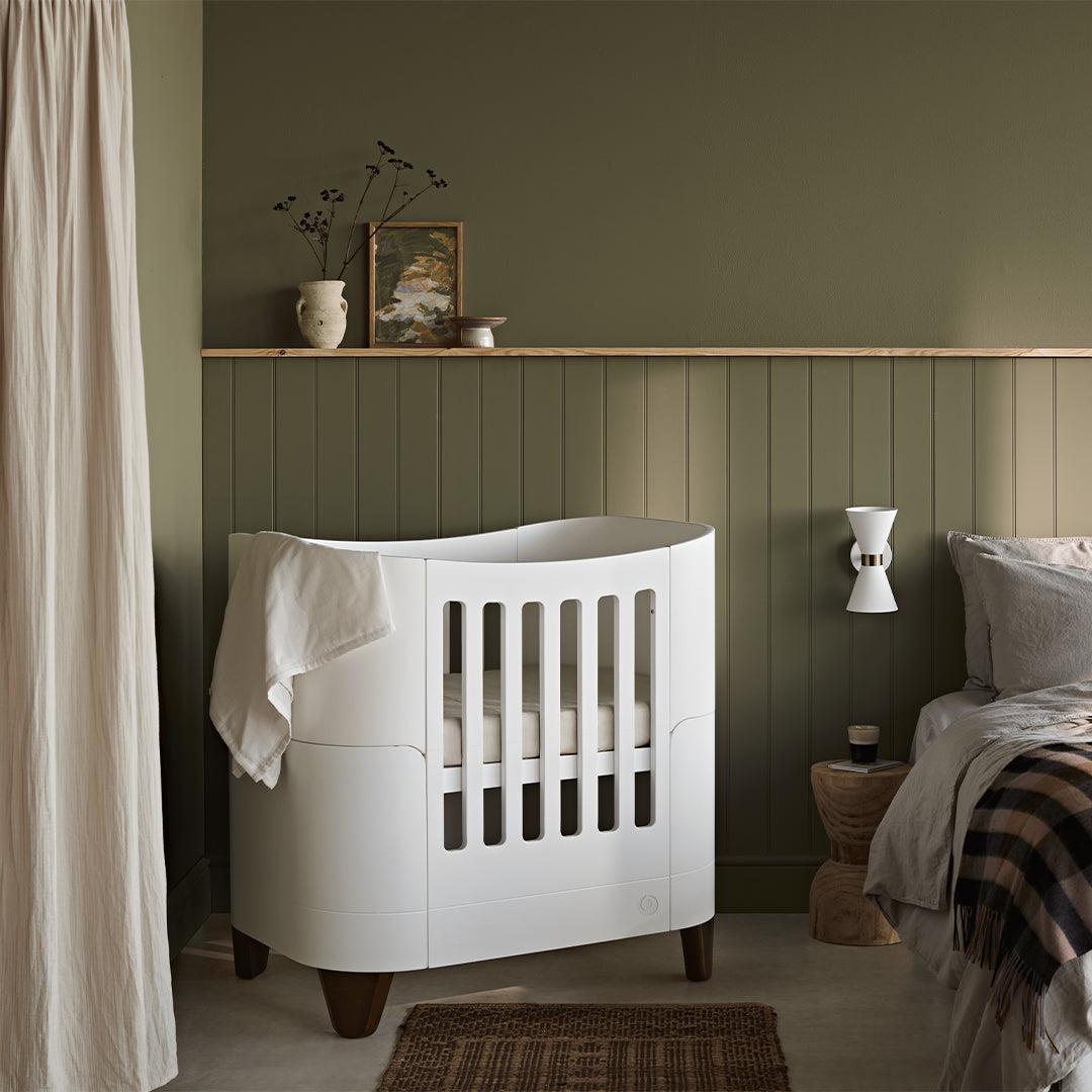  Gaia Baby Serena Mini Cot + Bedside Crib - Includes Bedside mattress - White / Walnut、mySite、merchandisen