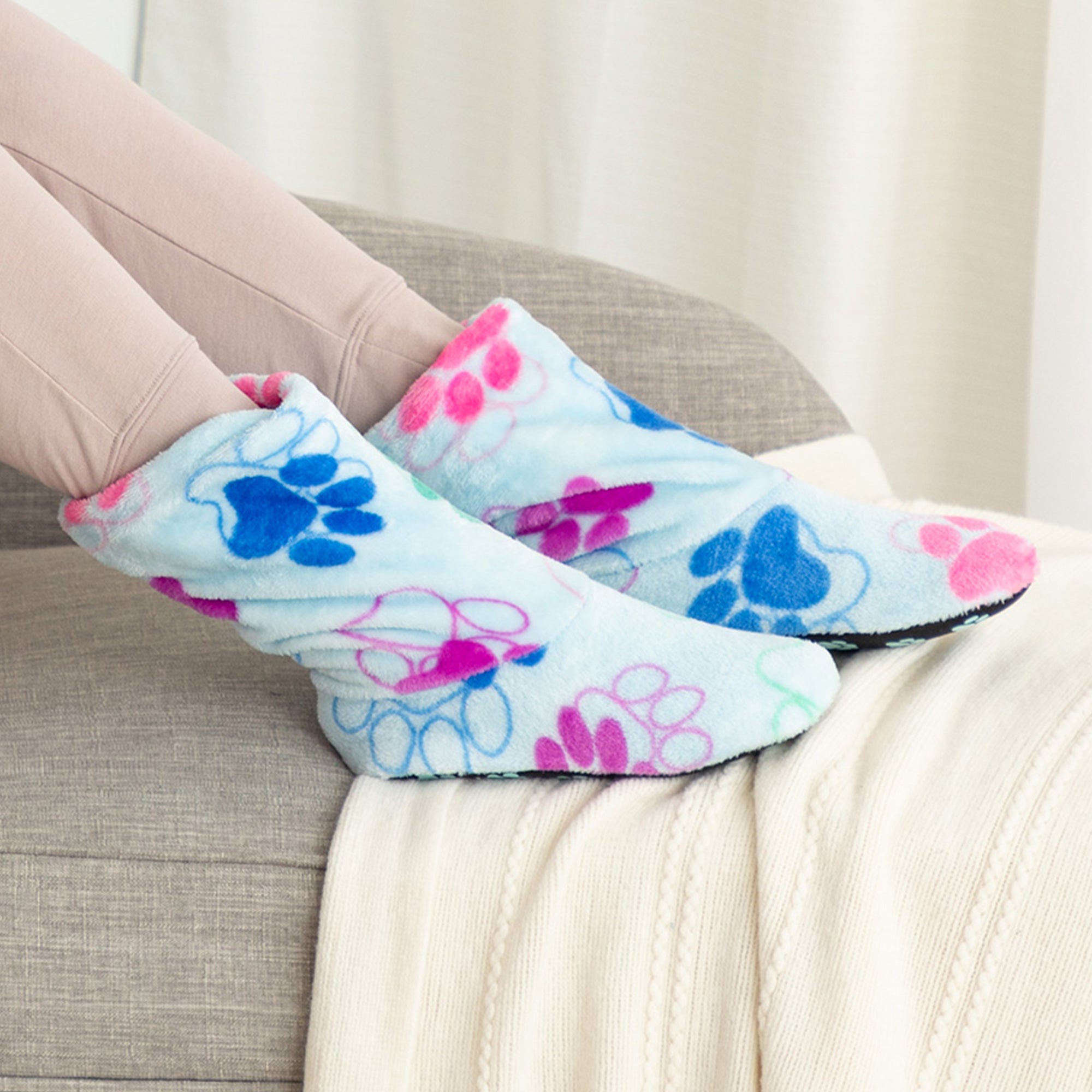 Super Cozy Paw Print Fleece Slipper Booties、mySite、camillekostekn