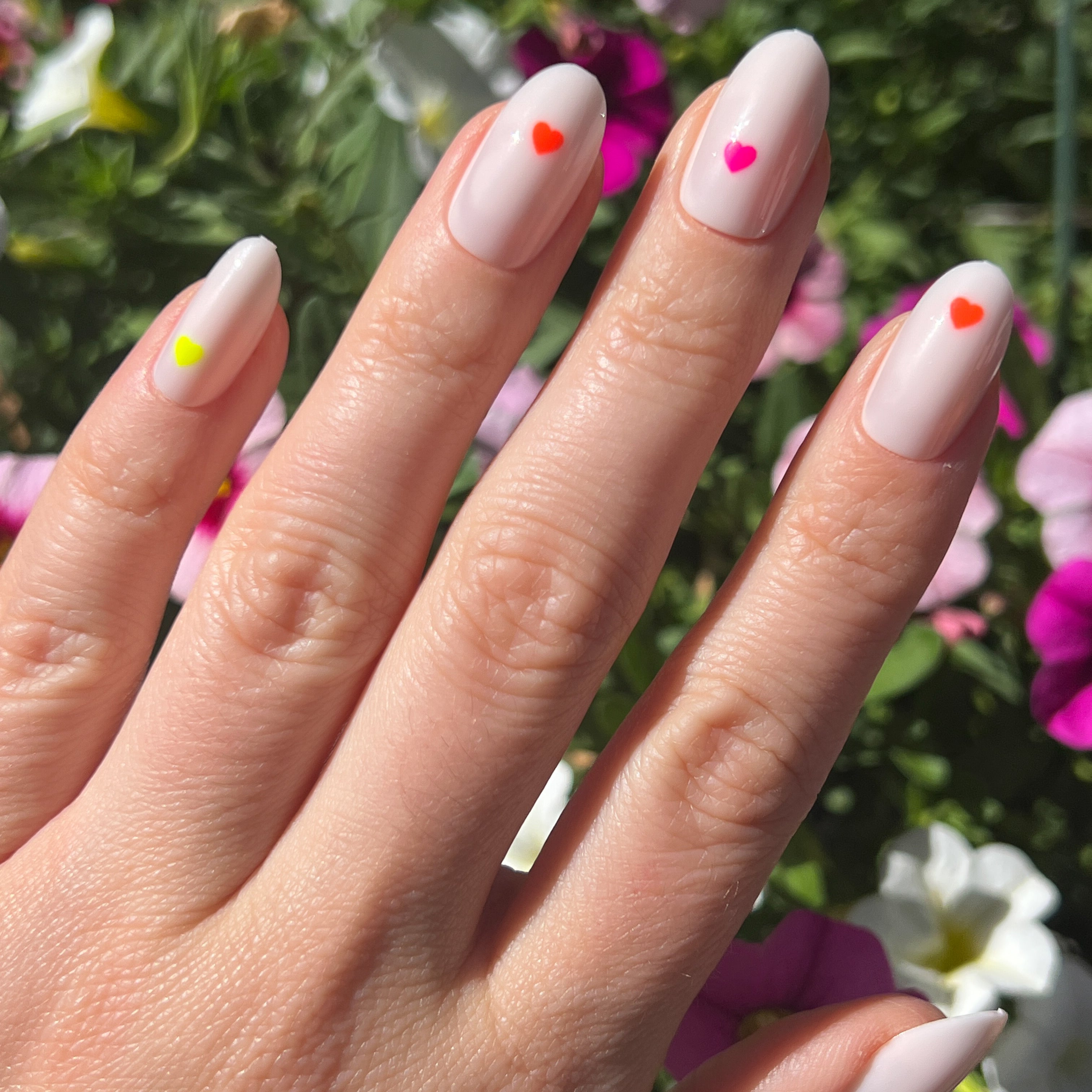 Neon Hearts | Oval | Medium - Press-On Part of Set、mySite、solidvoid