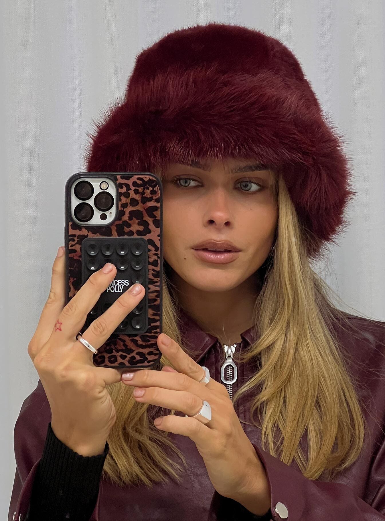 Avaah Fluffy Hat Red、mySite、solidvoid