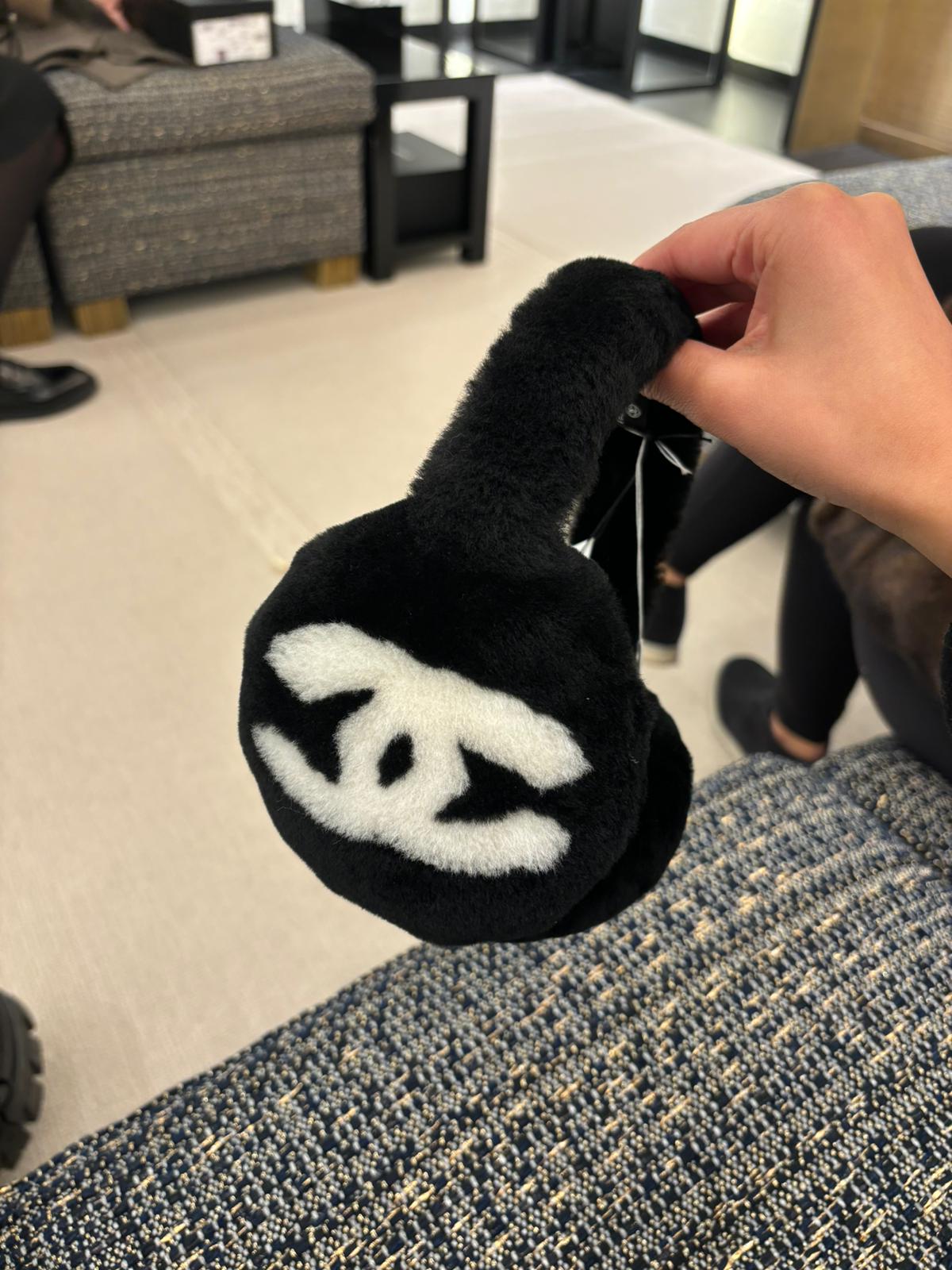 Chanel CC Shearling Earmuffs (Black/White)、mySite、garminoutage.com