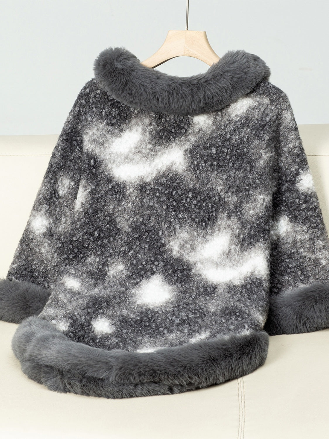  Furry Contrast Three-Quarter Poncho、mySite、justintrudeaud