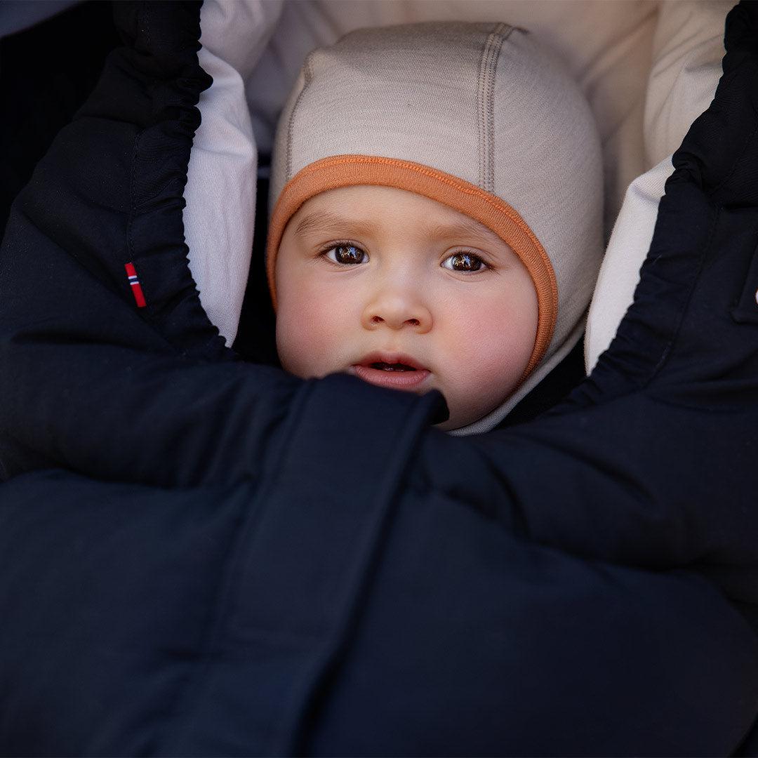  Voksi Move Footmuff - Black - Cream、mySite、merchandisen