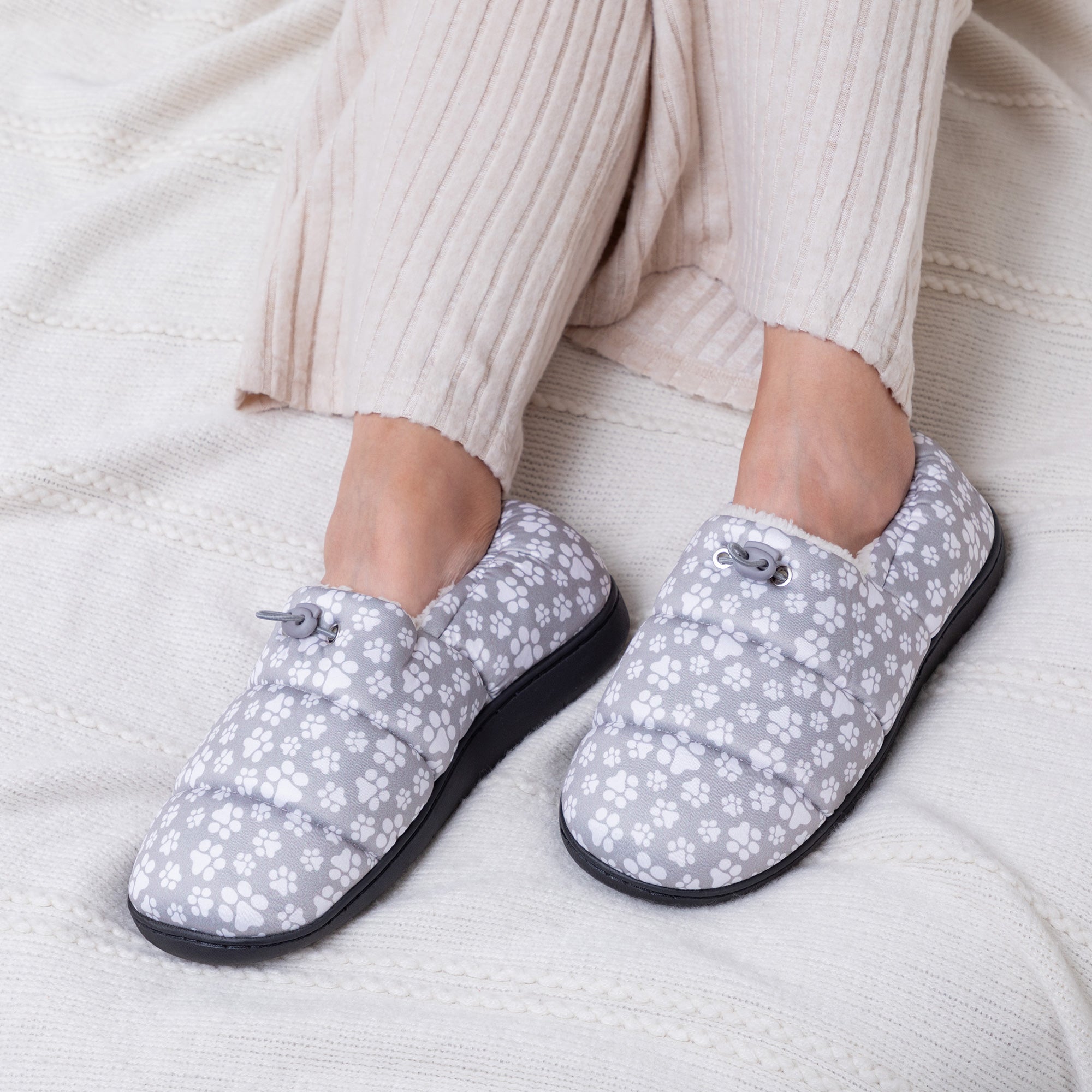 Paw Print Puffy Fleece-Lined Slippers with Toggle、mySite、camillekostekn