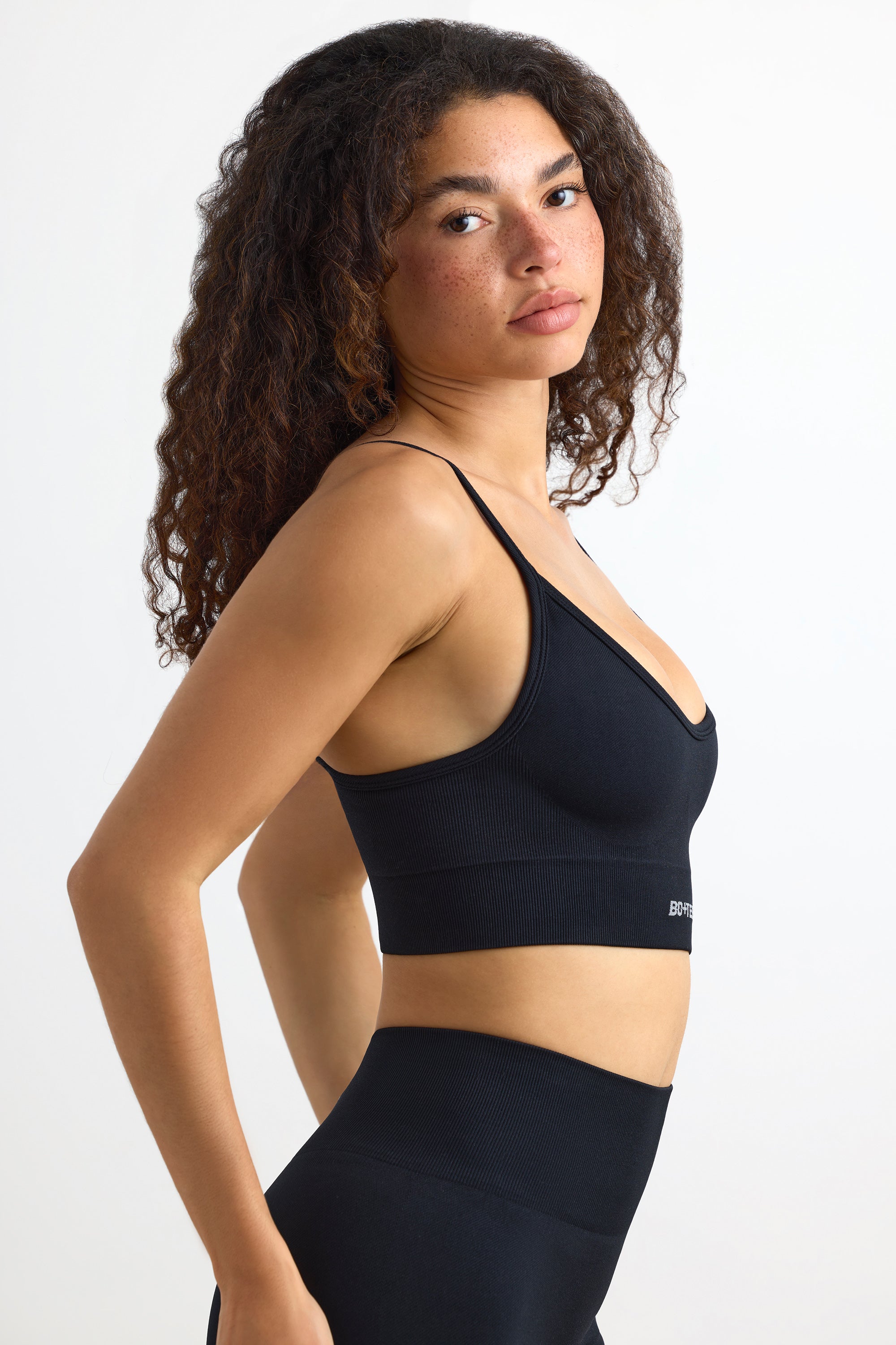 Super Sculpt Seamless Scoop-Neck Sports Bra in Black、mySite、solidvoid