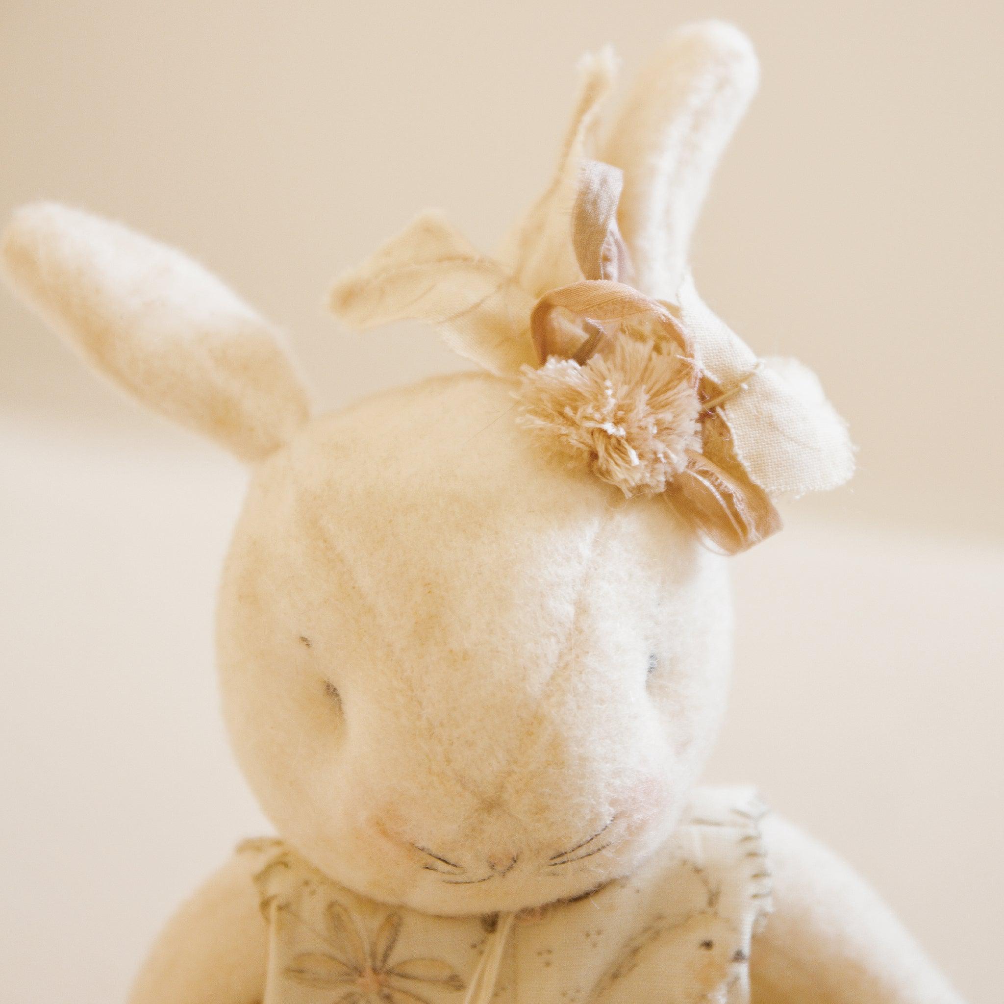 RETIRED - Hutch Studio Original - Belle Sit-a-Spell - Hand-Crafted Cotton & Wool Bunny、mySite、g9winljtr
