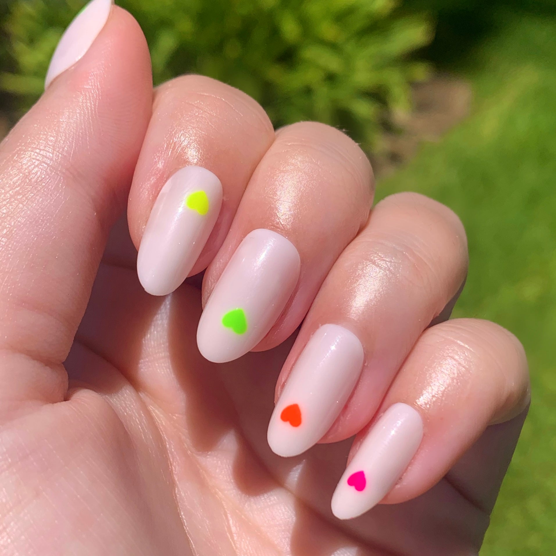 Neon Hearts | Oval | Medium、mySite、solidvoid