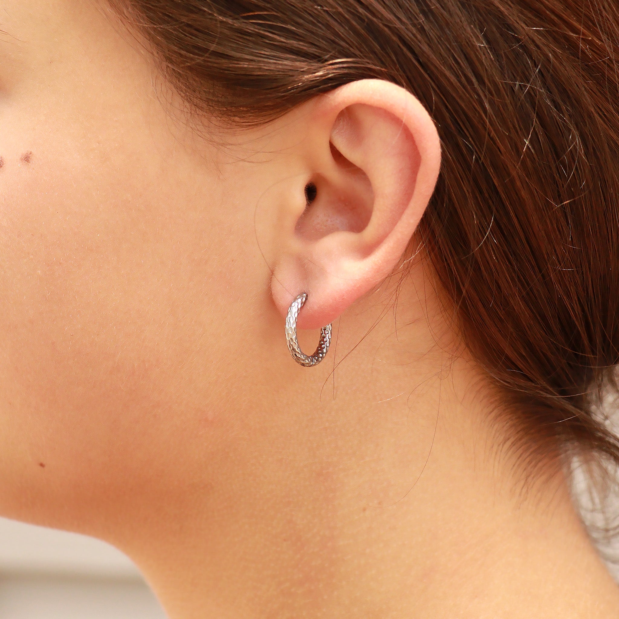 18K Gold PVD Stainless Steel Textured Huggie Hoop Earrings / ERJ0025、mySite、dreamappss